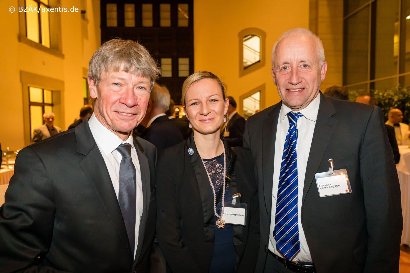 Dietmar Oesterreich (BZÄK) mit Juliane von Hoyningen-Huene (Women Dentists Worldwide) und Wieland Schinnenburg MdB (FDP) (v.l.n.r.)
