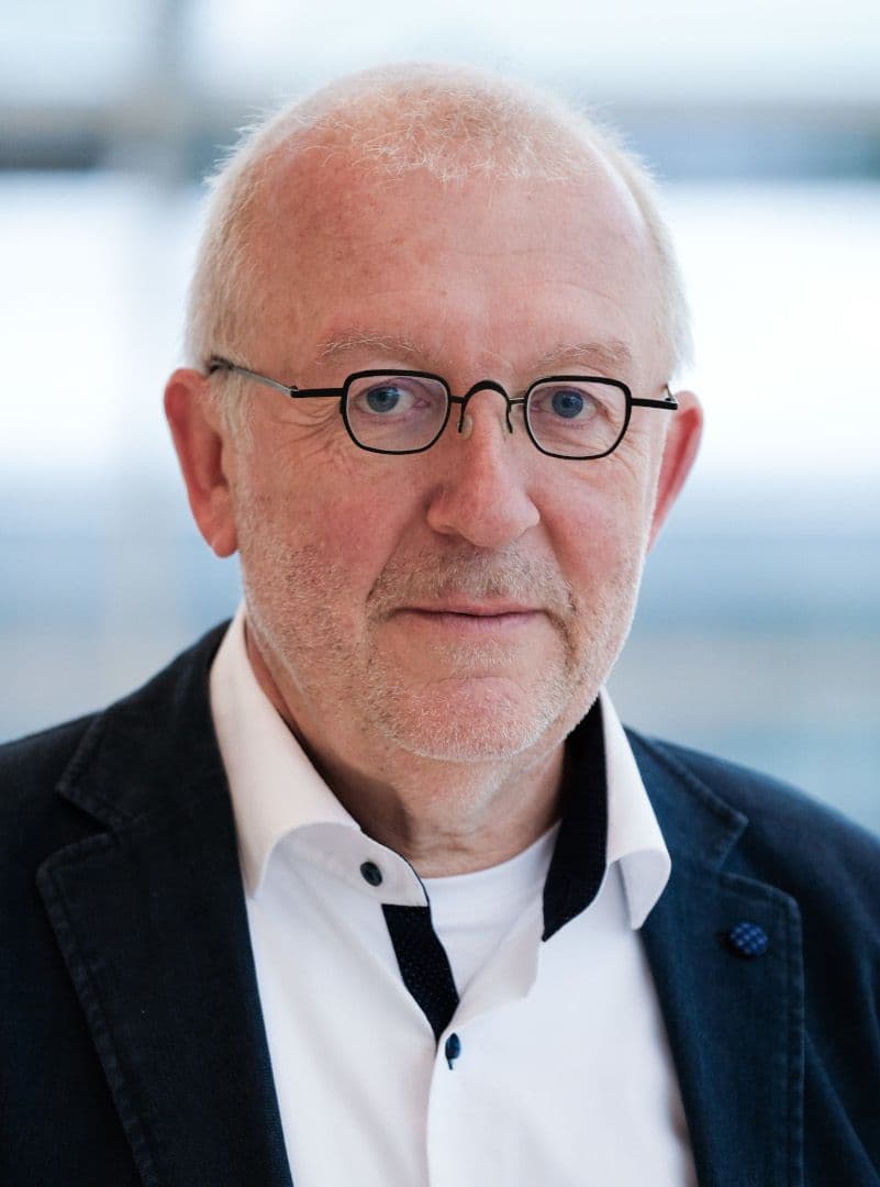 Dr. Andreas W. Schneider