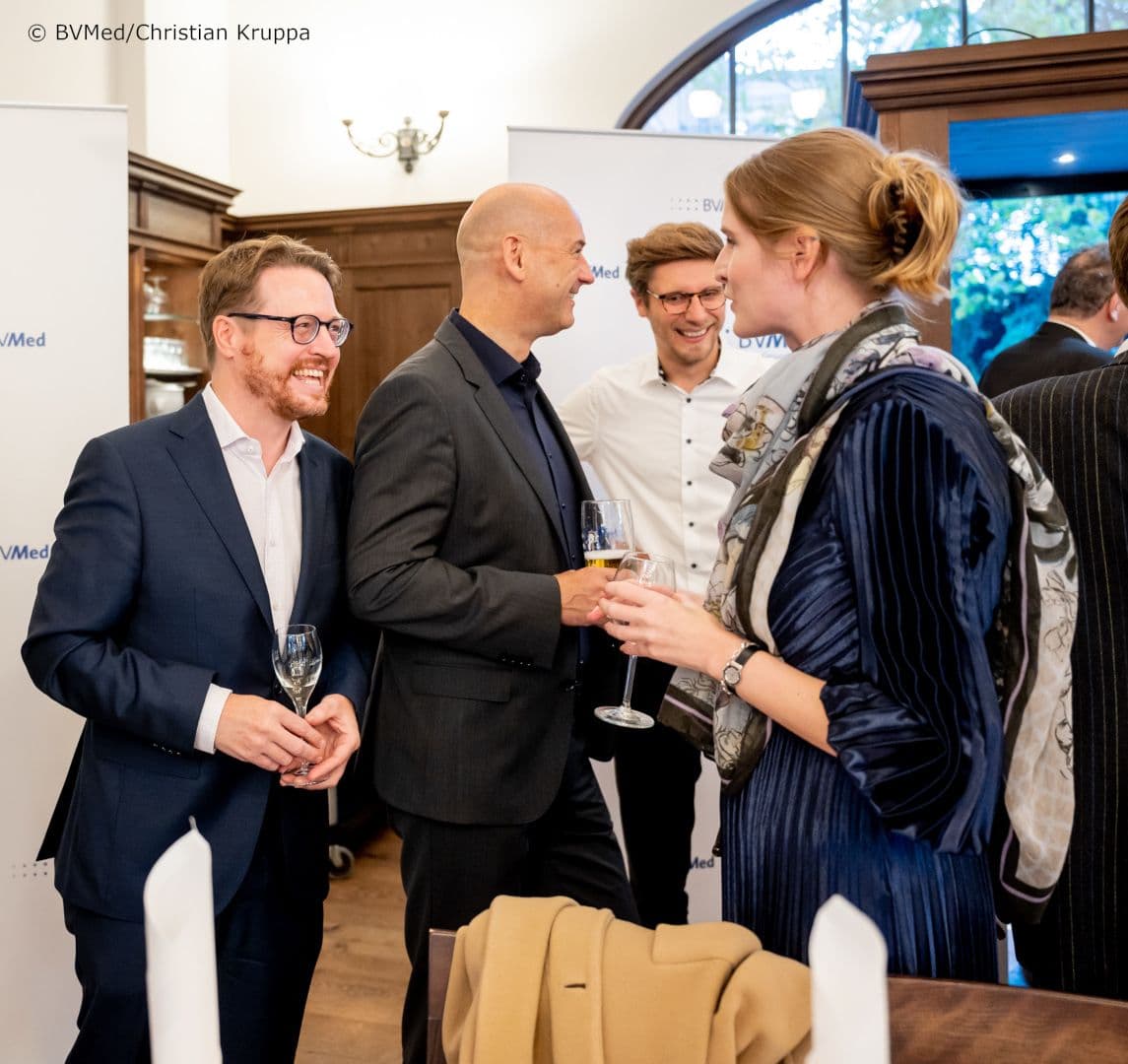 Joachim Haes (Intuitive Surgical) (l) mit Natalie Gladkov (BVMed)
