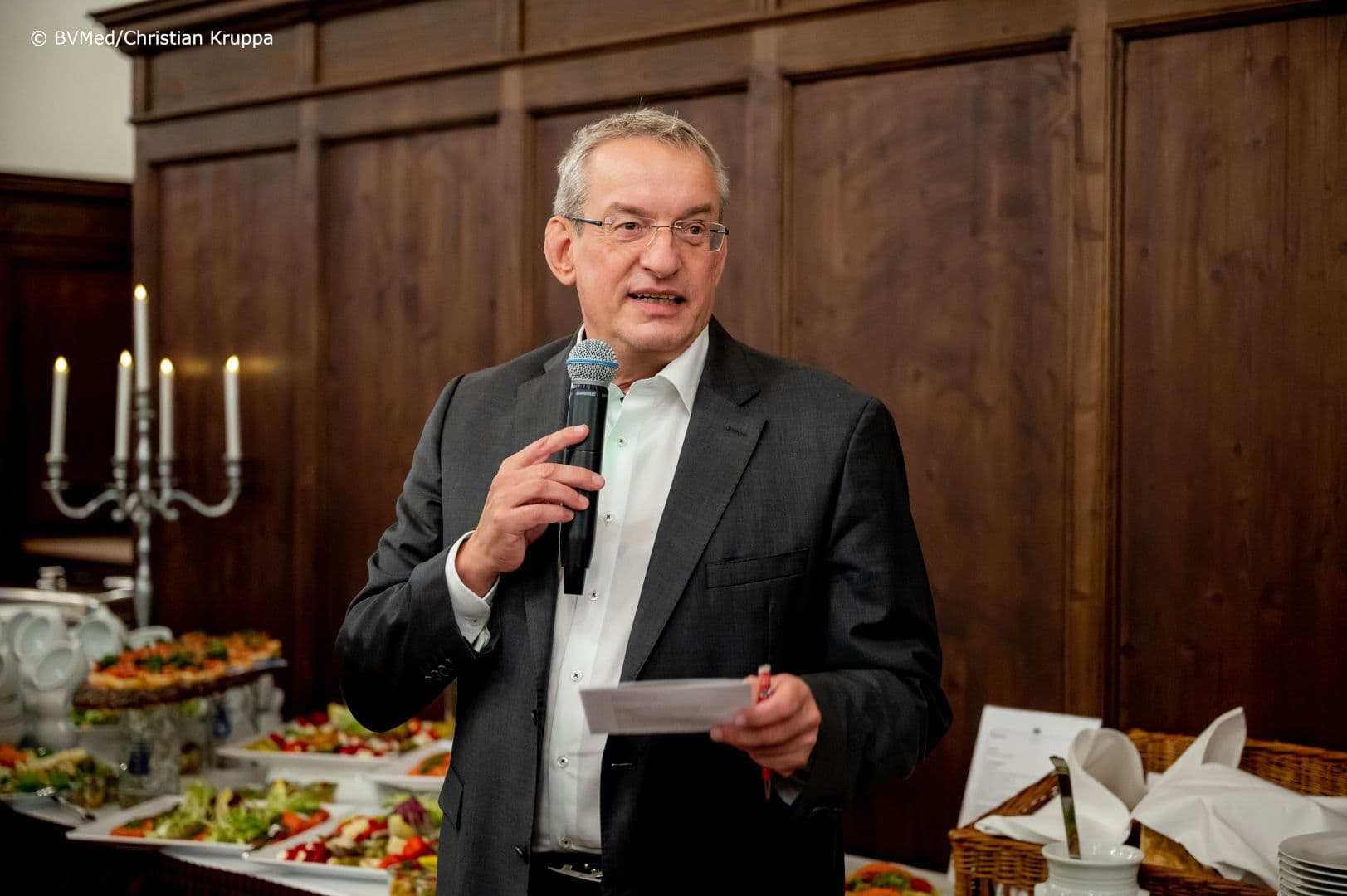 Meinrad Lugan (BVMed) bei seiner Rede