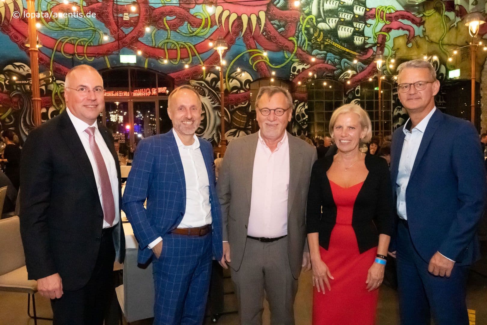Gruppenbild mit Dame: Johannes Bauernfeind (AOK Baden-Württemberg), Stephan Hofmeister (KBV), Ulrich Weigeldt (Deutscher Hausärzteverband), Christine Neumann-Grutzeck (Berufsverband Deutscher Internisten), Gerald Gaß (DKG) (v.l.n.r.)