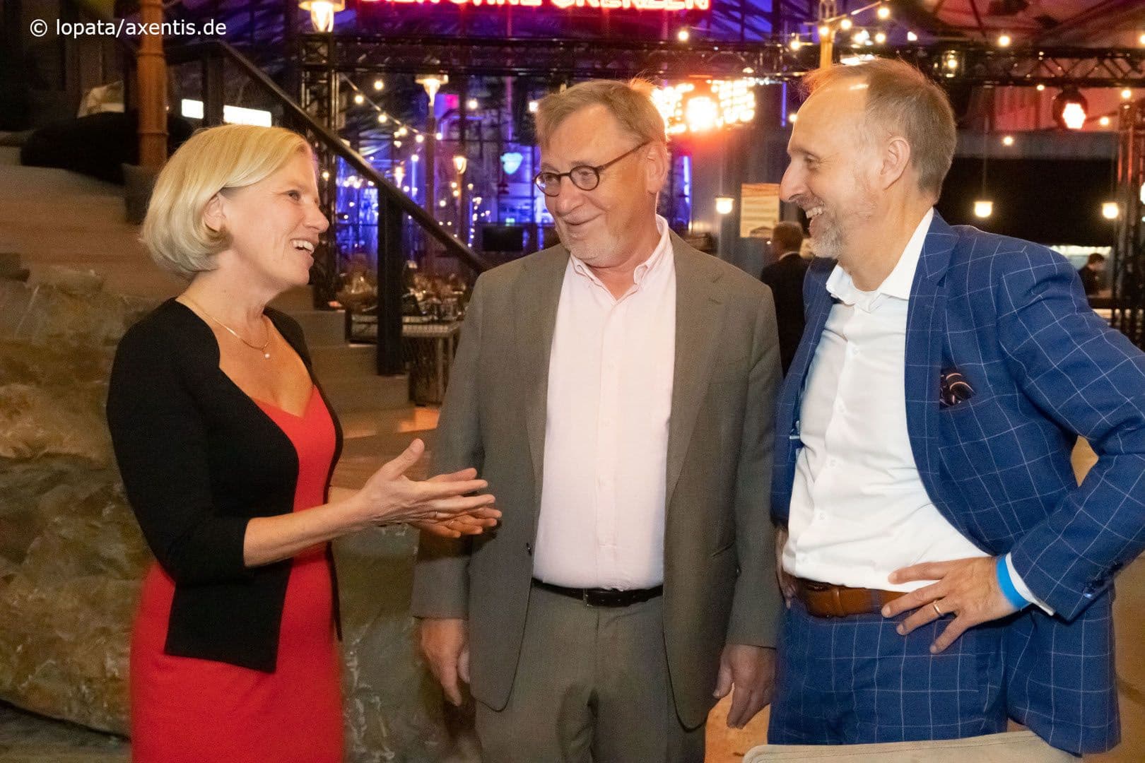 Die Dame spricht, die Herren freuen sich: Christine Neumann-Grutzeck (Berufsverband Deutscher Internisten), Ulrich Weigeldt (Deutscher Hausärzteverband), Stephan Hofmeister (v.l.n.r.)