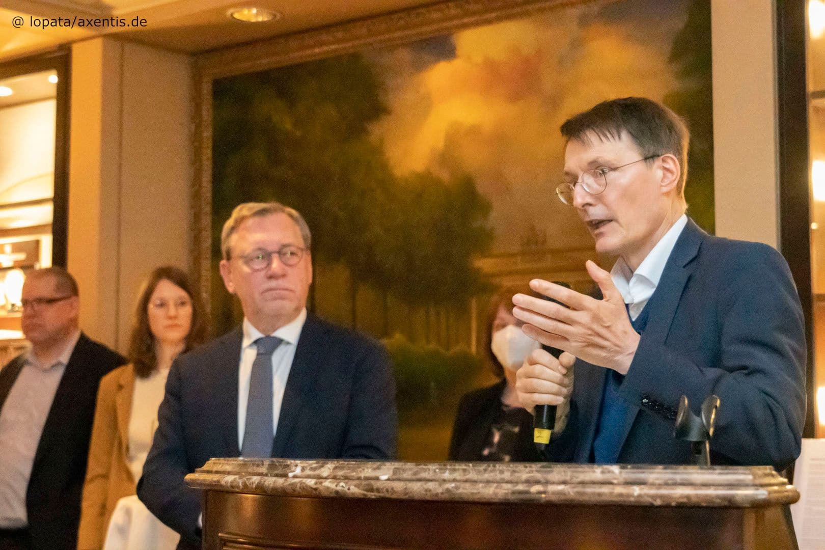 Bundesgesundheitsminister Karl Lauterbach bei seiner Rede während des Frühlingsempfangs