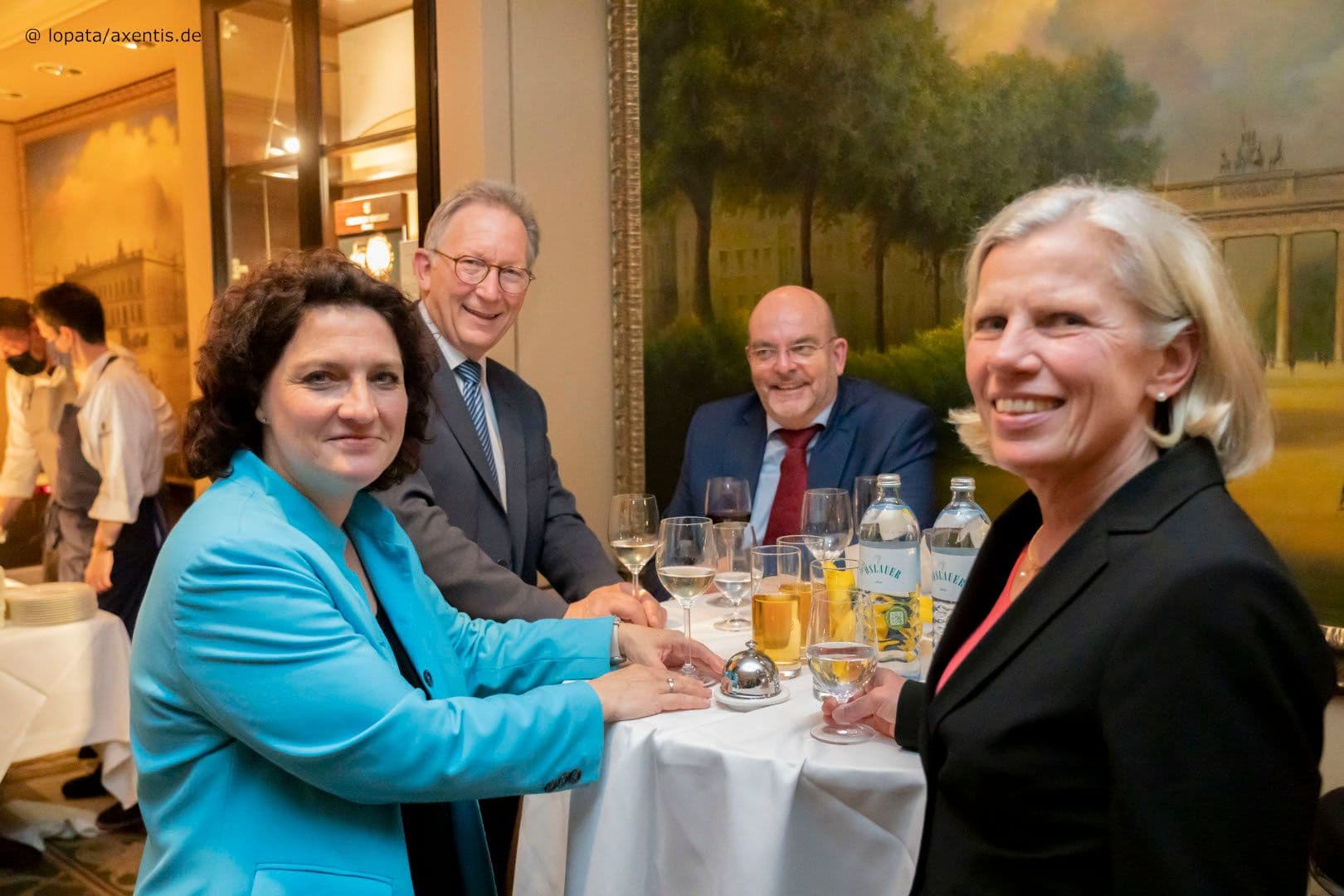 Drei ehemalige Gesundheitsausschuss-Vorsitzende Carola Reimann (AOK-Bundesverband), Erwin Rüddel MdB (CDU/CSU) und Edgar Franke (Staatssekretär BMG) mit Christine Neumann-Grutzeck (Präsidentin des Berufsverbandes Deutscher Internisten) (v.l.n.r.)