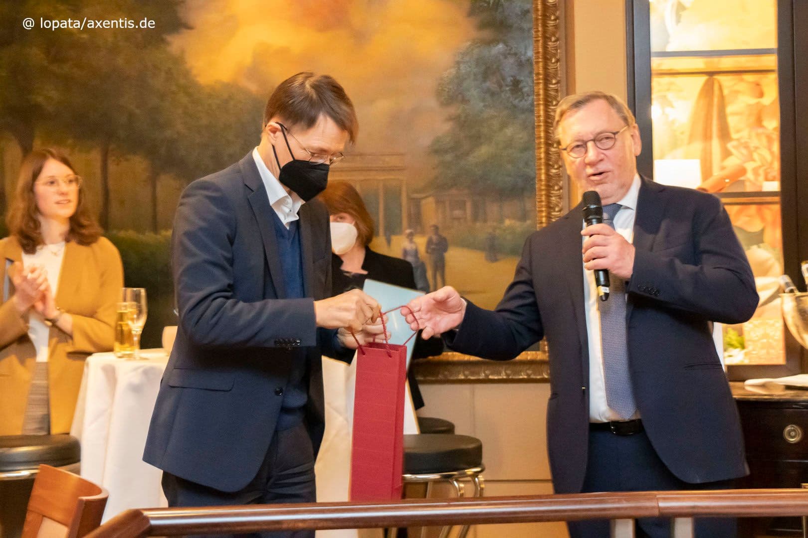 Rotwein für den Minister überreicht von Ulrich Weigeldt (Deutscher Hausärzteverband) (r.)
