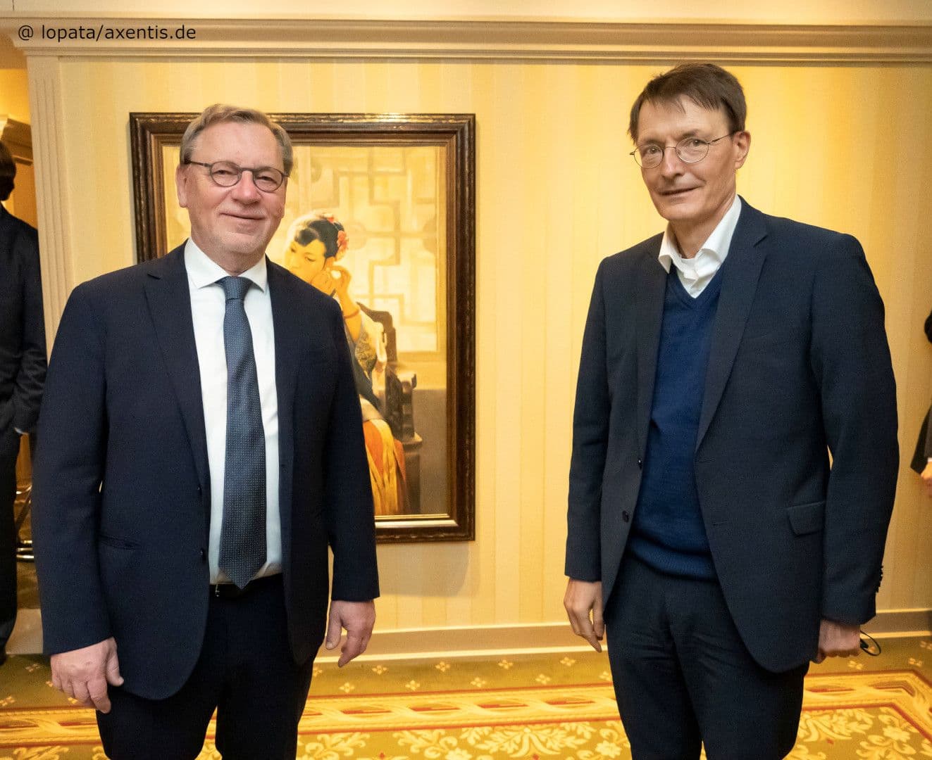 Ulrich Weigeldt (Deutscher Hausärzteverband) mit Bundesgesundheitsminister Karl Lauterbach (r.)