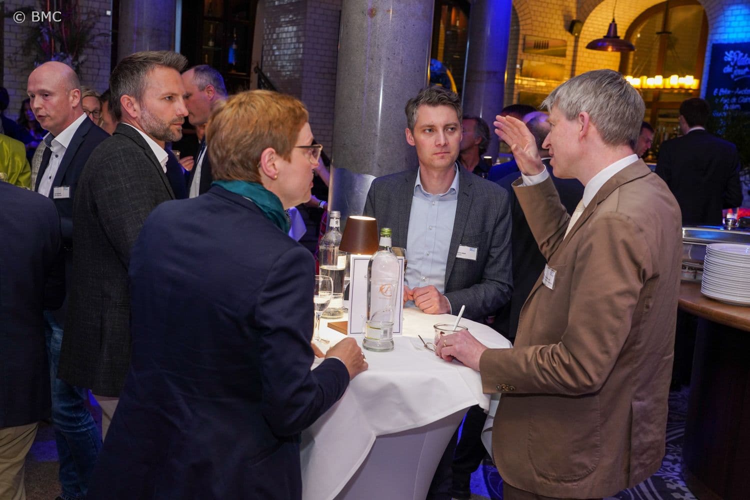 Dennis Häckl (WIG 2) (M.) mit Michael Brinkmeier (Stiftung Deutsche Schlaganfall-Hilfe) (r.) sowie Elisabeth Siegmund-Schultze (medicoles) (l.)