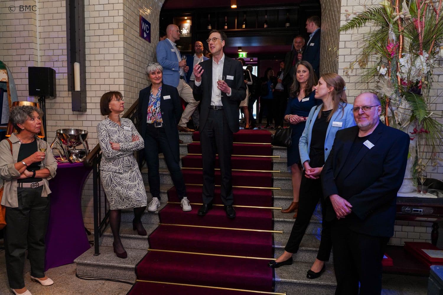 Lutz Hager (BMC) bei seiner Eröffnungsrede als neuer Vorstandsvorsitzender (M.) mit seinen Vorstandskollegen Bernadette Klapper (2.v.l.), Ursula Hahn (3.v.l.), Franz Knieps (r.) sowie Antonia Rollwage (2.v.r.) und Nicole Schlautmann (3.v.r.)