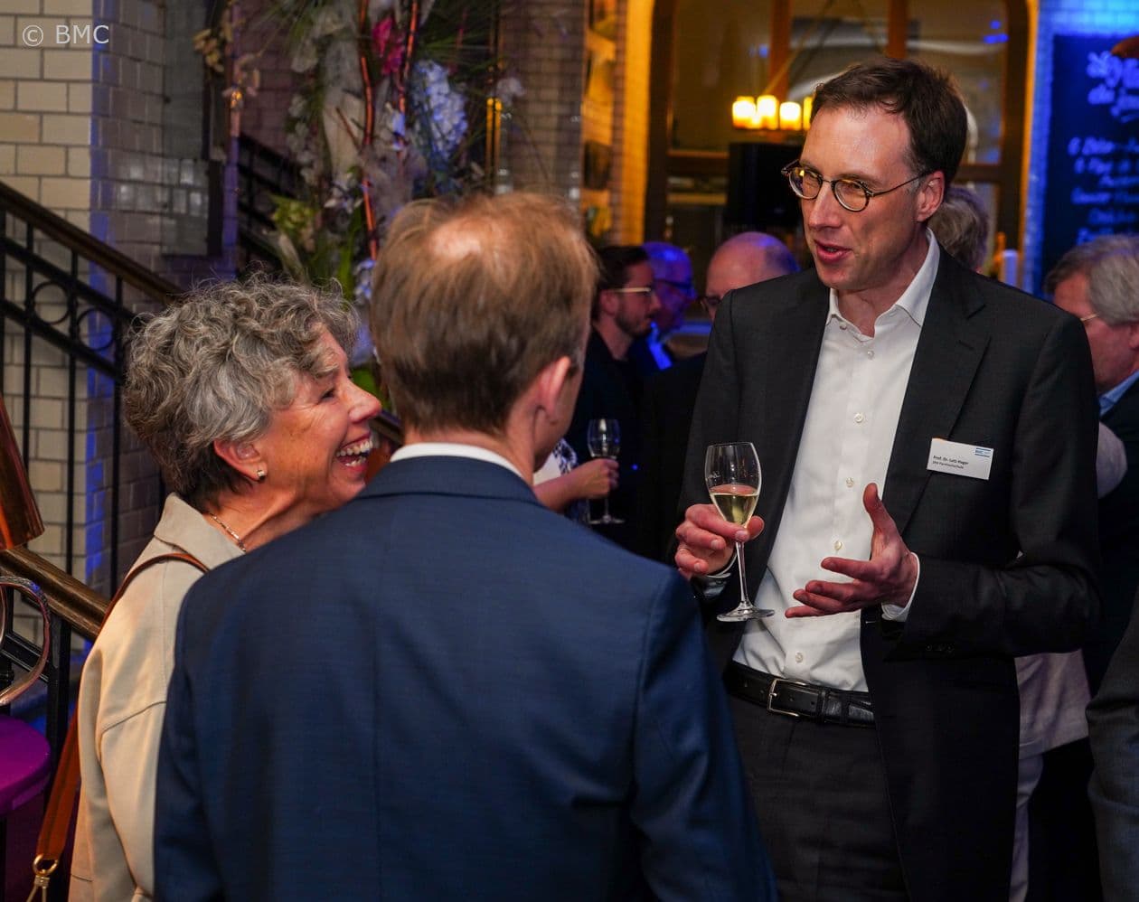 Amüsierte sich sehr: Susanne Klein (Barmer) (l.) mit Lutz Hager (SRH Fernhochschule – The Mobile University) (r.)