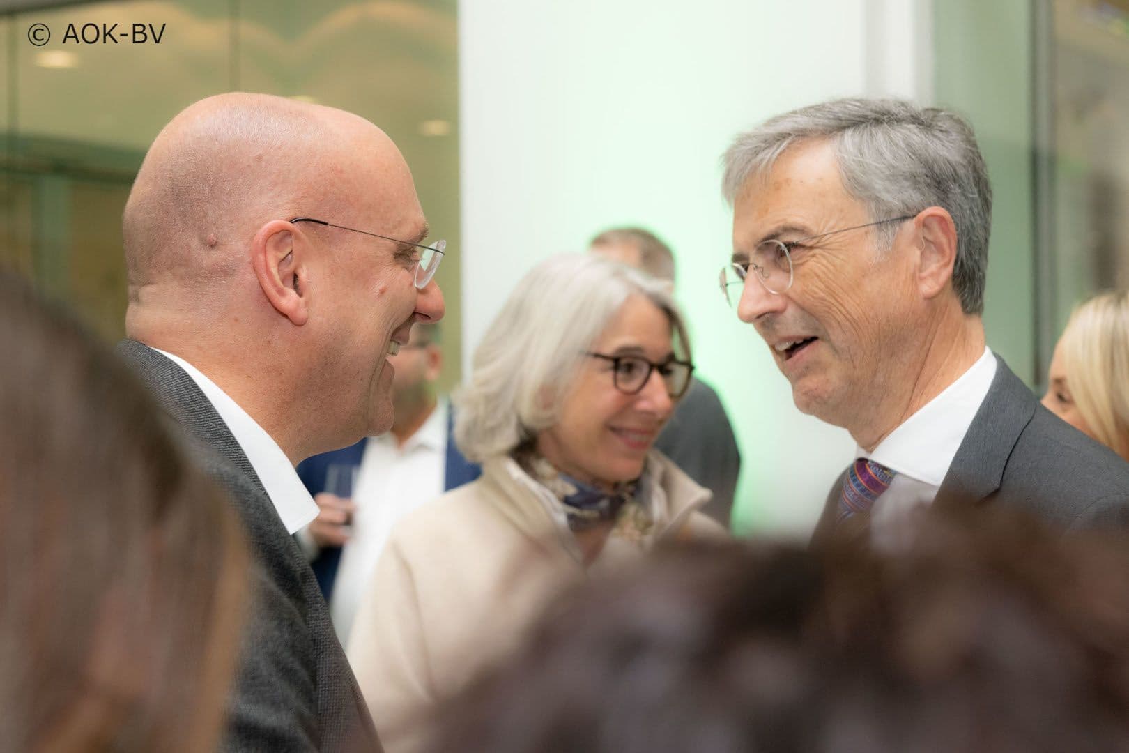 Fröhlich miteinander sind Jens Martin Hoyer (AOK-Bundesverband) (l.) und Martin Litsch (ehemals AOK-Bundesverband)