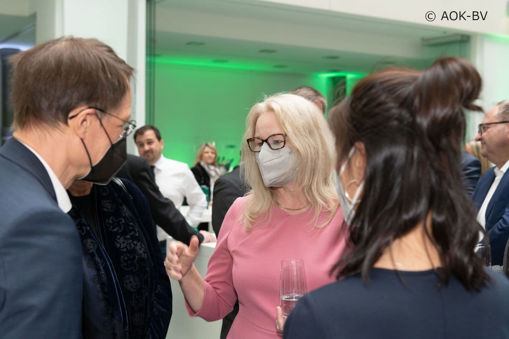 Kirsten Kappert-Gonther MdB (Bündnis 90/Die Grünen) spricht mit Minister Karl Lauterbach.