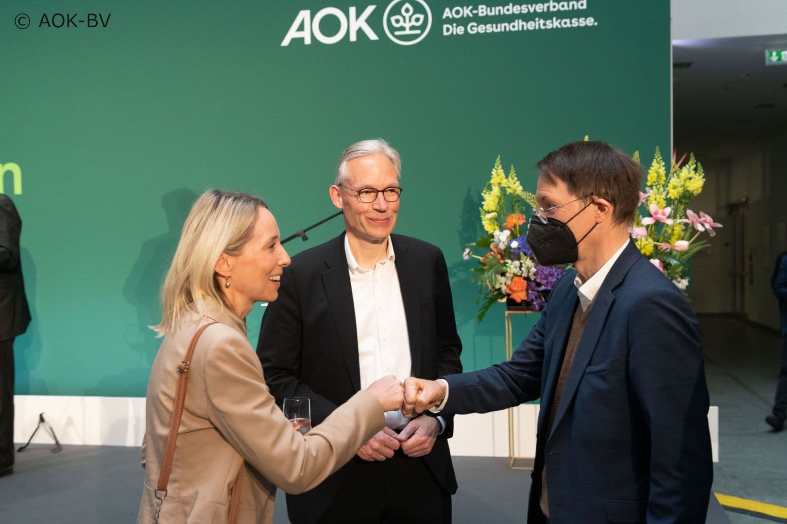Stefanie Stoff-Ahnis (GKV-Spitzenverband), Matthias Mohrmann (AOK Rheinland/Hamburg) und Minister Karl Lauterbach (v.l.n.r.)
