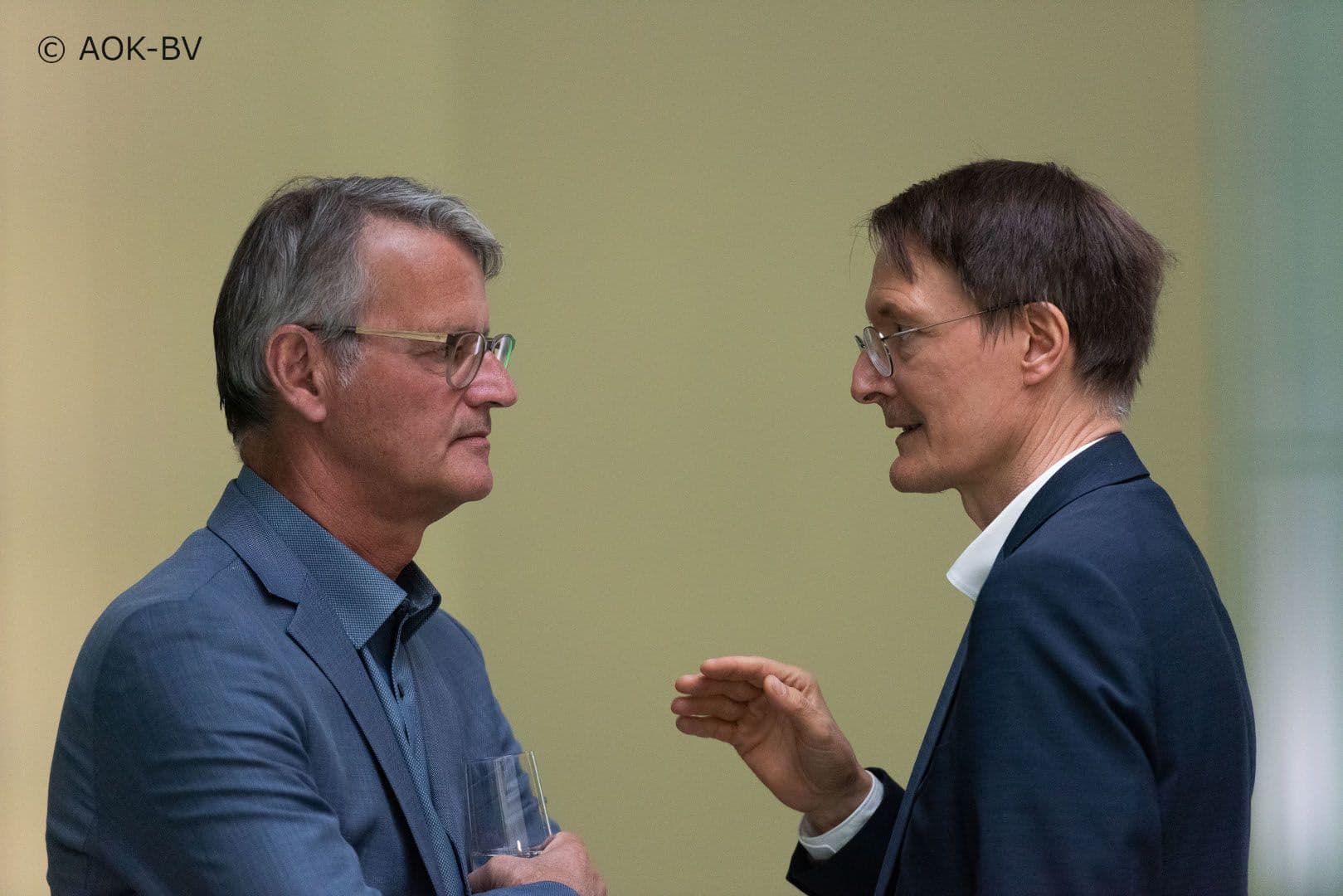 Gerald Gaß (DKG) (l.) lässt sich von Minister Lauterbach vielleicht die Regierungskommission erklären.