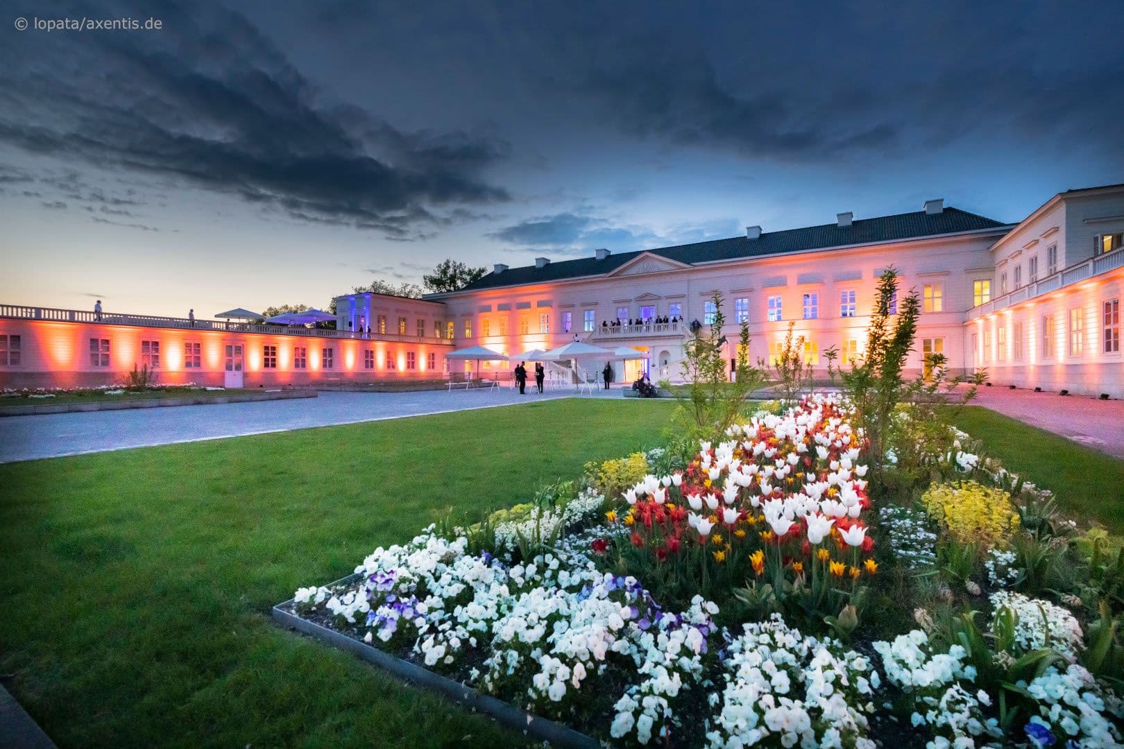 Das Schloss Herrenhausen mit Gartenanlage in besonderem Licht