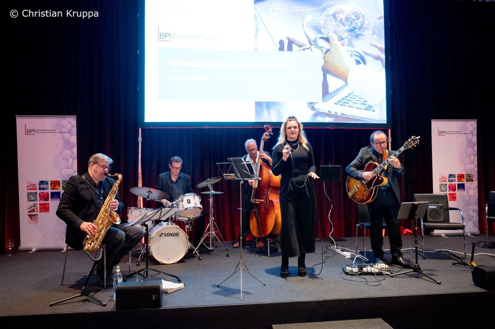 Die Band „Stand Arts“ sorgt für Kurzweiligkeit.