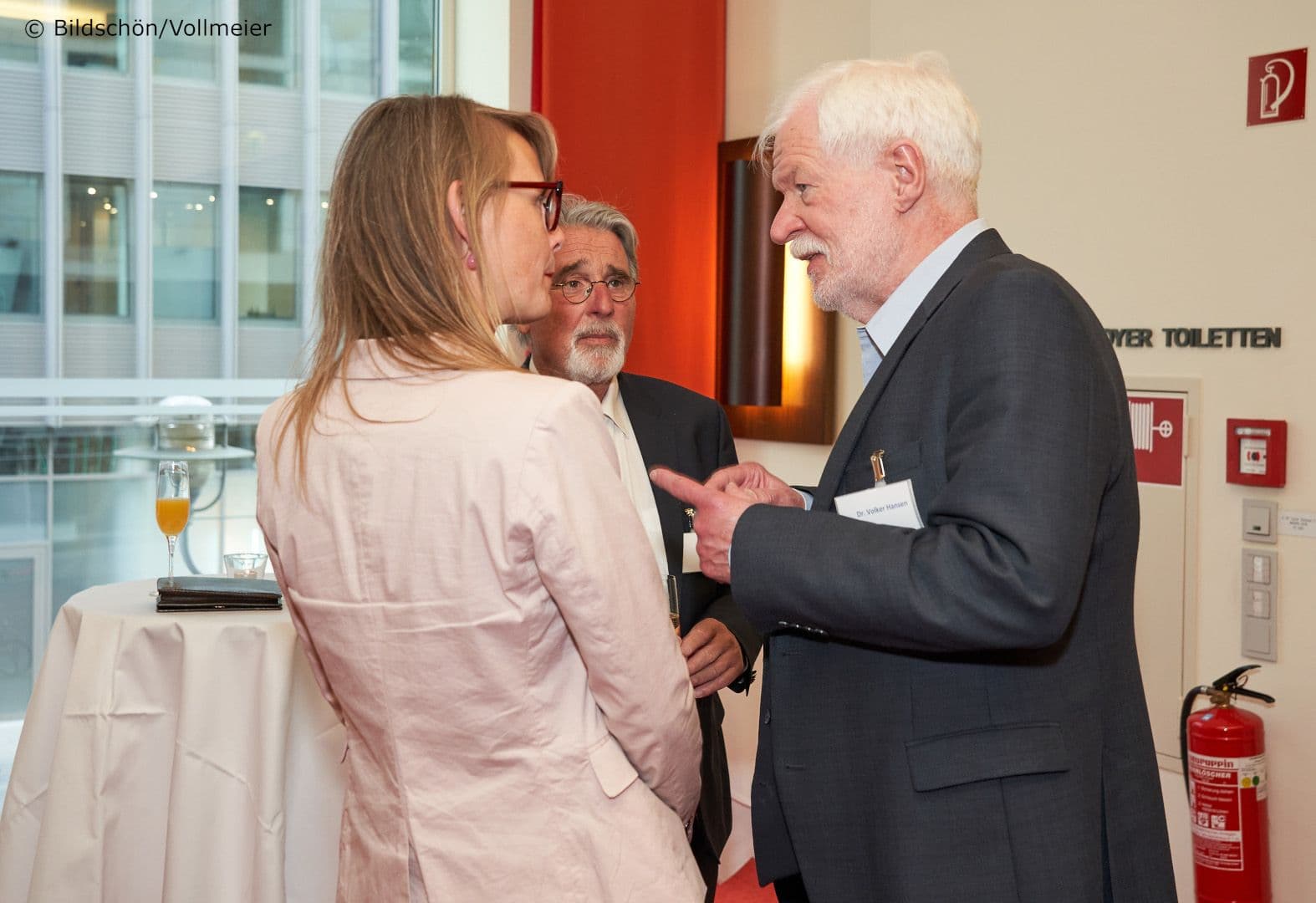 Volker Hansen (ehemals MDS) (r.) im Gespräch mit Sandra Goldschmidt (l.) und Detlef Stange (beide MD Bund)