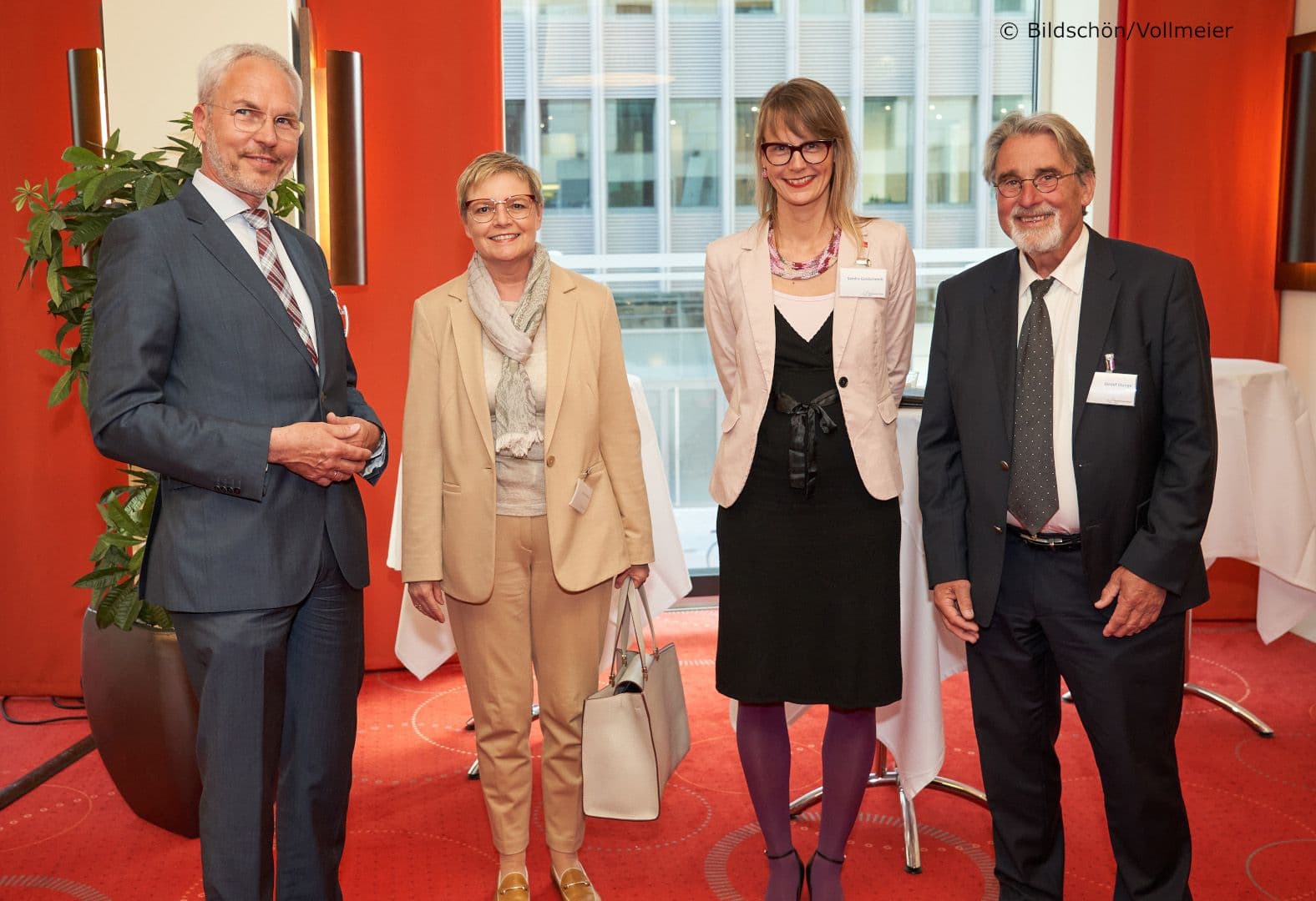 Die Damen umringt von den Herren: Stefan Gronemeyer (MD Bund), Staatssekretärin Sabine Dittmar (BMG), Sandra Goldschmidt und Detlef Stange (beide MD Bund) (v.l.n.r.)