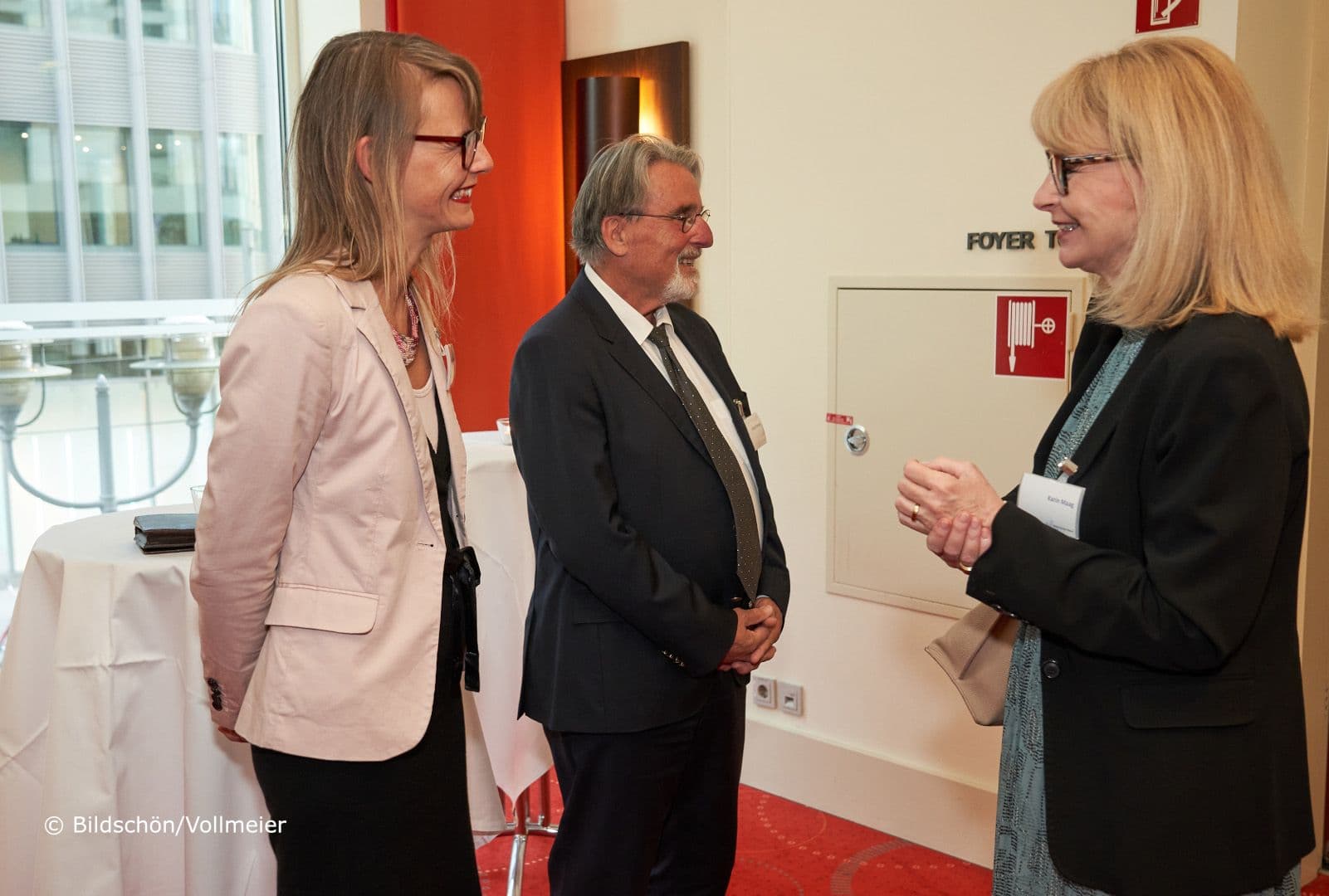 Sandra Goldschmidt  (MD Bund) begrüßt Karin Maag (G-BA) (v.l.n.r.).