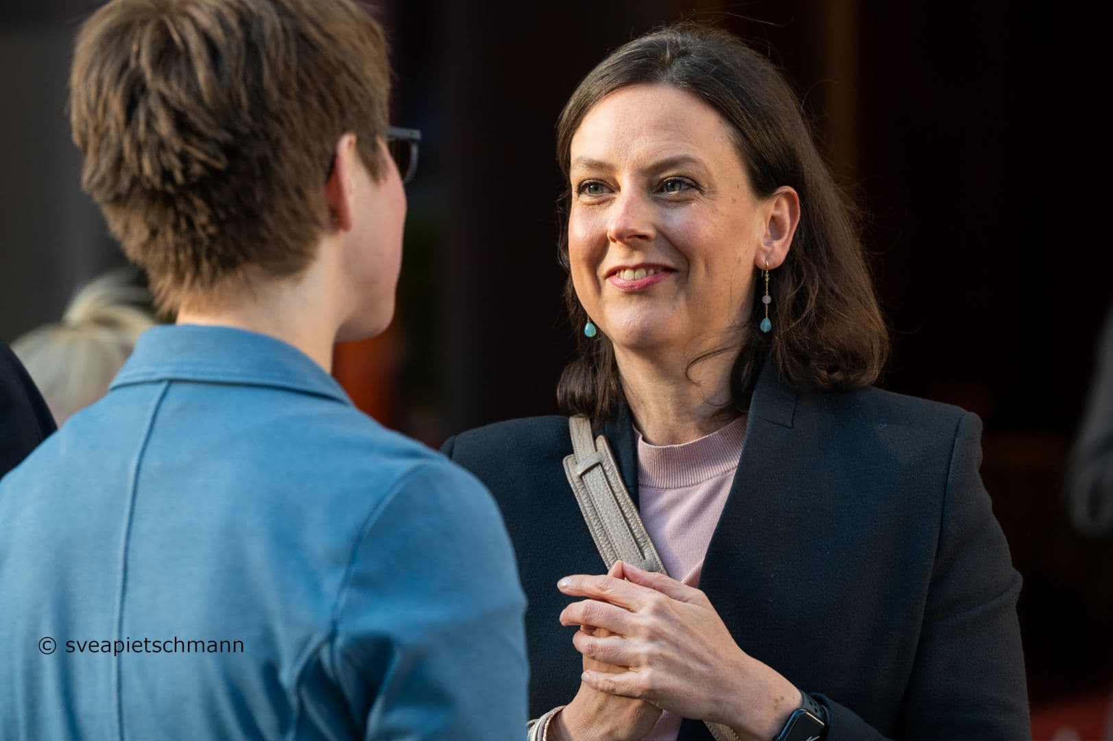 Alexandra Gutwein (Büro Erwin Rüddel MdB) (r.) im Gespräch mit Kerstin Macherey (BKK Dachverband)