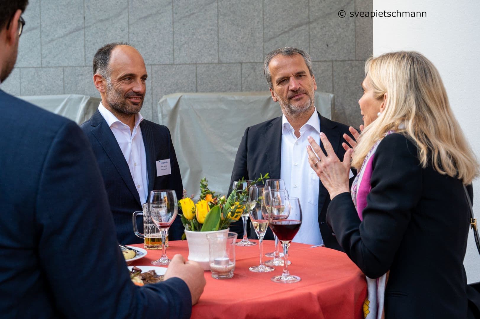 Peter Stenico (Pro Generika) und Michael Hennrich MdB (CDU/CSU) lauschen Leonie Uhl (Amgen) (v.l.n.r.).