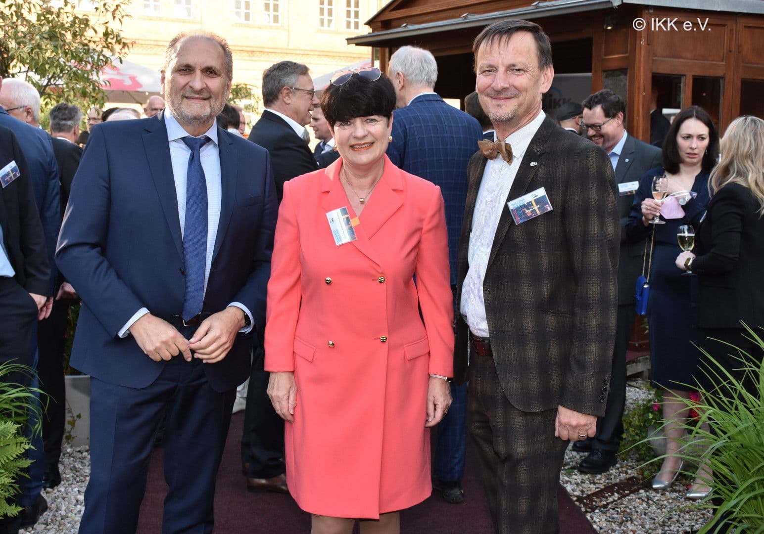 Die Dame in der Mitte: Hans Peter Wollseifer (IKK e.V.) (l.), Christine Aschenberg-Dugnus MdB (FDP) und Jürgen Hohnl (IKK e.V.)