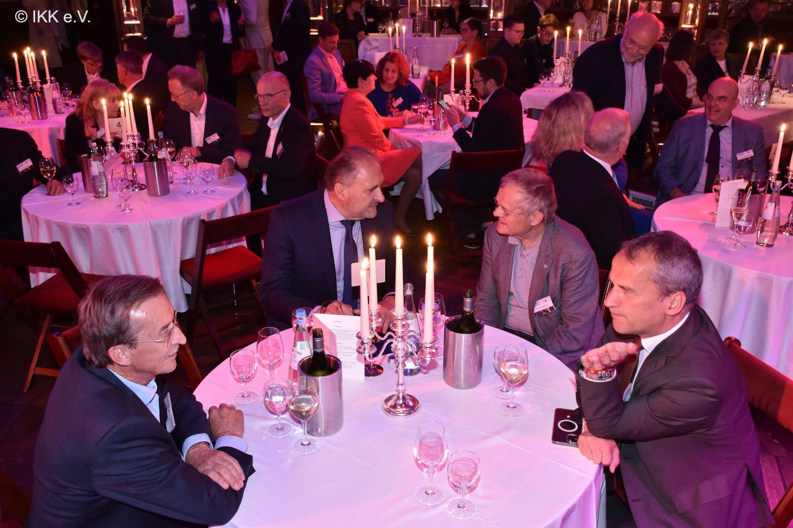 Im angeregten Gespräch: Erwin Kostyra (Bundesverband Metall), Hans Peter Wollseifer (IKK e.V.), Armin Grau MdB (Bündnis 90/Die Grünen), Michael Hennrich MdB (CDU) (v.l.n.r.)