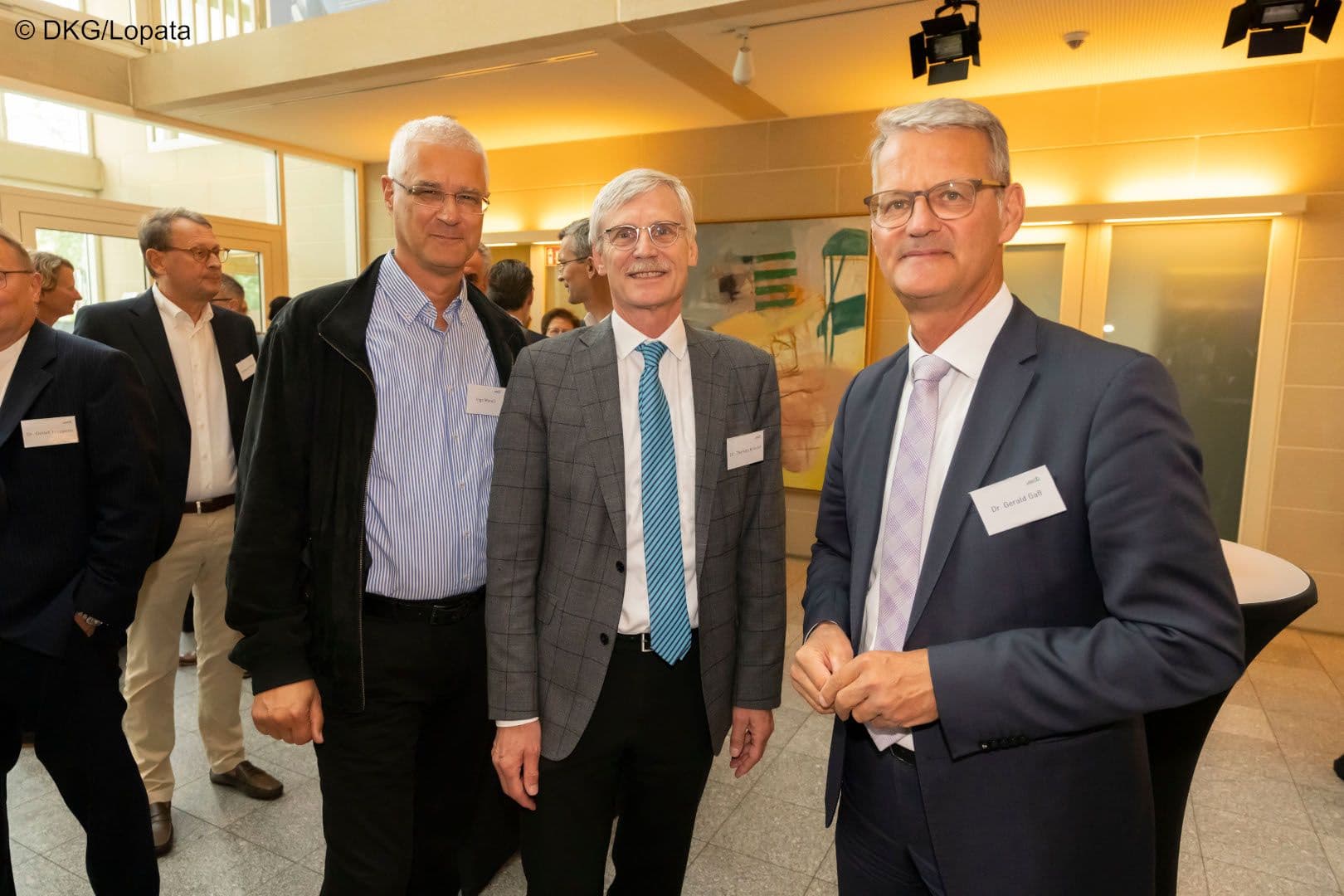 Thomas Kriedel (KBV) umringt von Ingo Morell (l.) und Gerald Gaß (beide DKG)