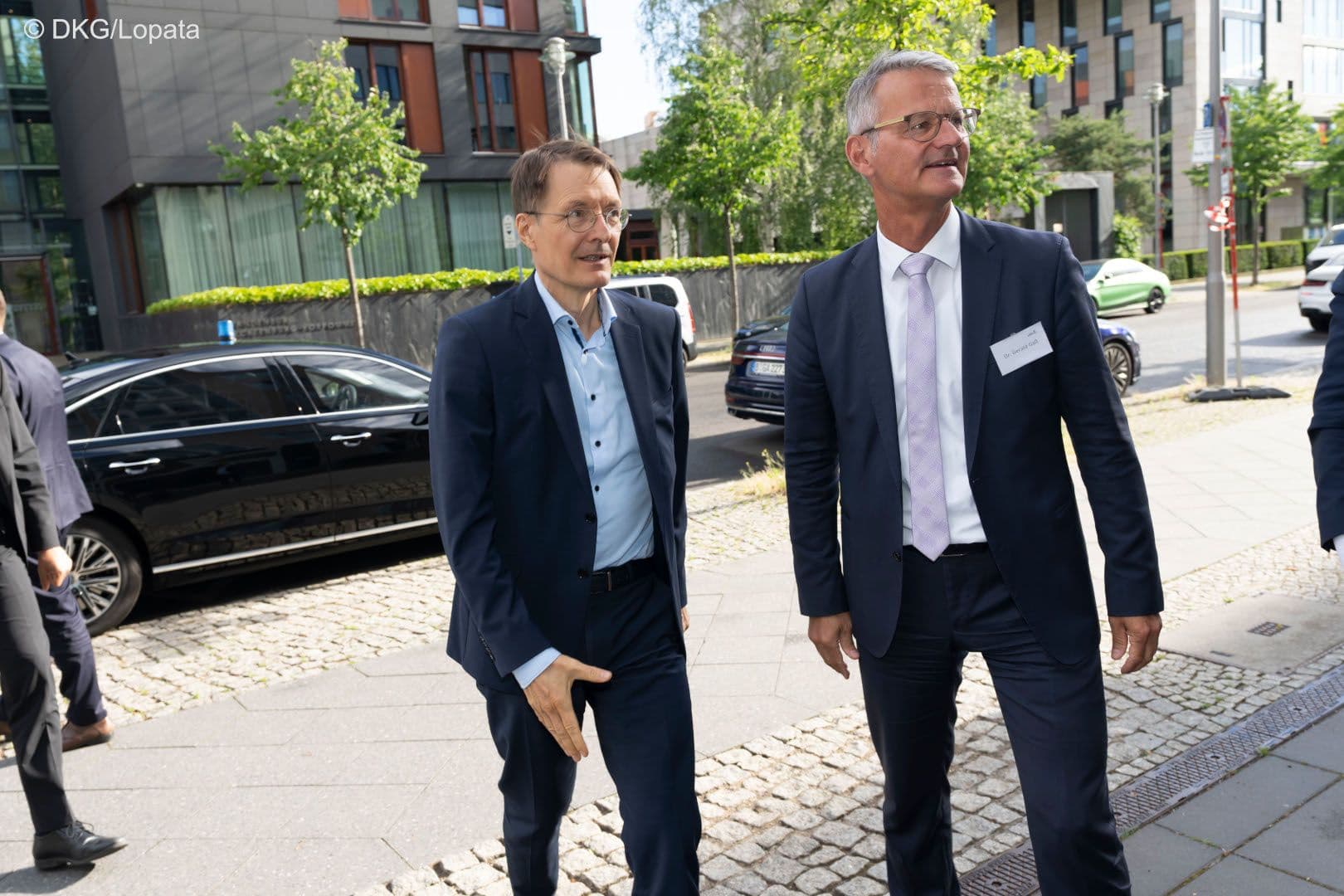 Bundesgesundheitsminister Karl Lauterbach eilt mit DKG-Vorstandsvorsitzendem Gerald Gaß (r.) zum Fest.