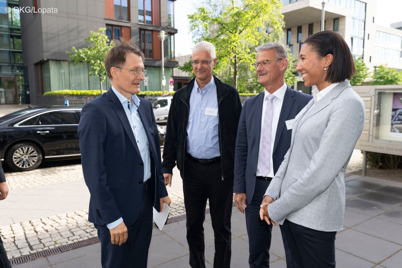 Bundesgesundheitsminister Karl Lauterbach ist augenscheinlich von Henriette Neumeyer (DKG) (r.) entzückt. Ingo Morell (2.v.l.) und Gerald Gaß (beide DKG) (2.v.r.) freuen sich.