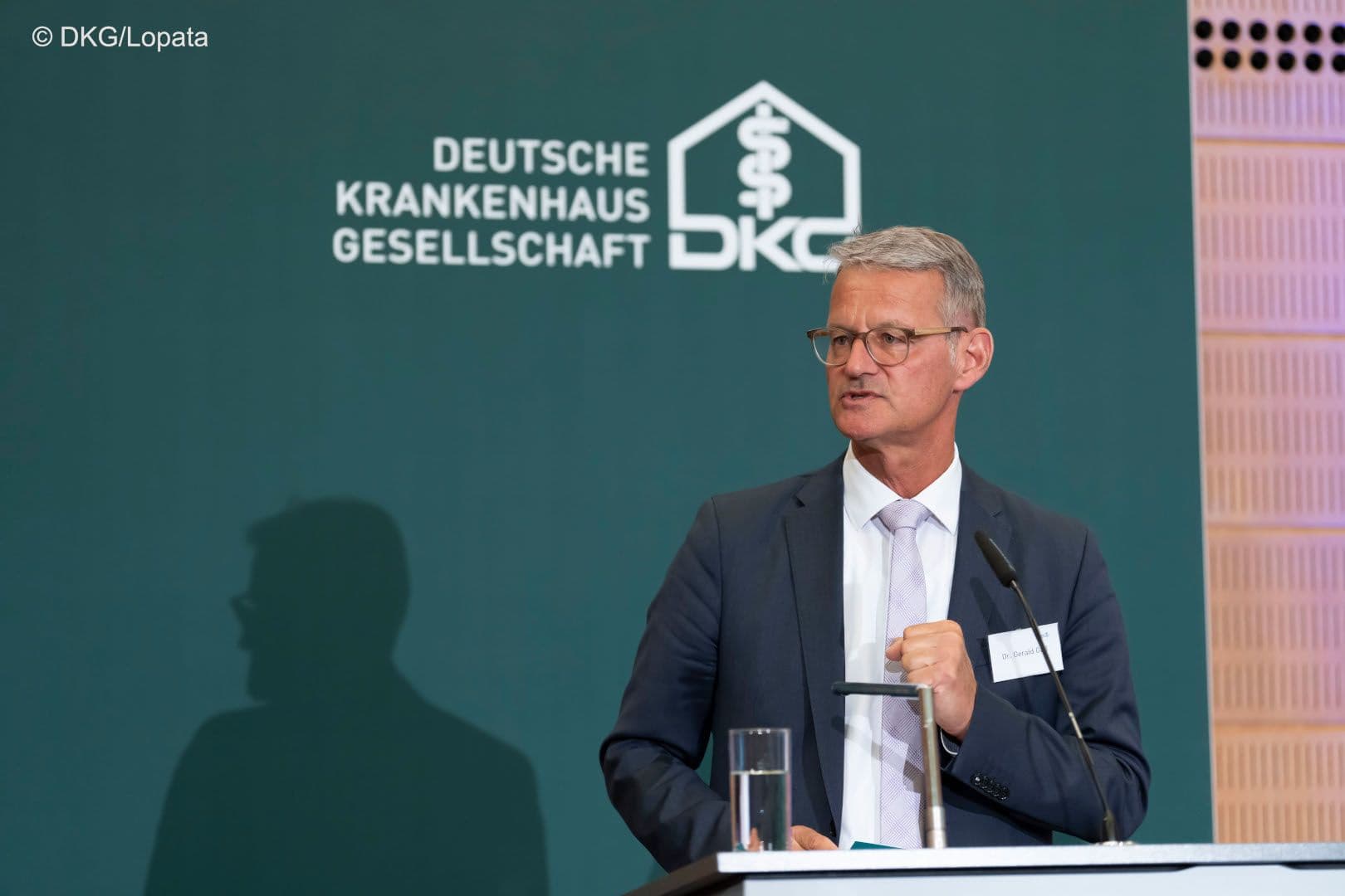 Ein kämpferischer Gerald Gaß, DKG-Vorstandsvorsitzender, bei seiner Rede während des DKG-Sommerfestes.