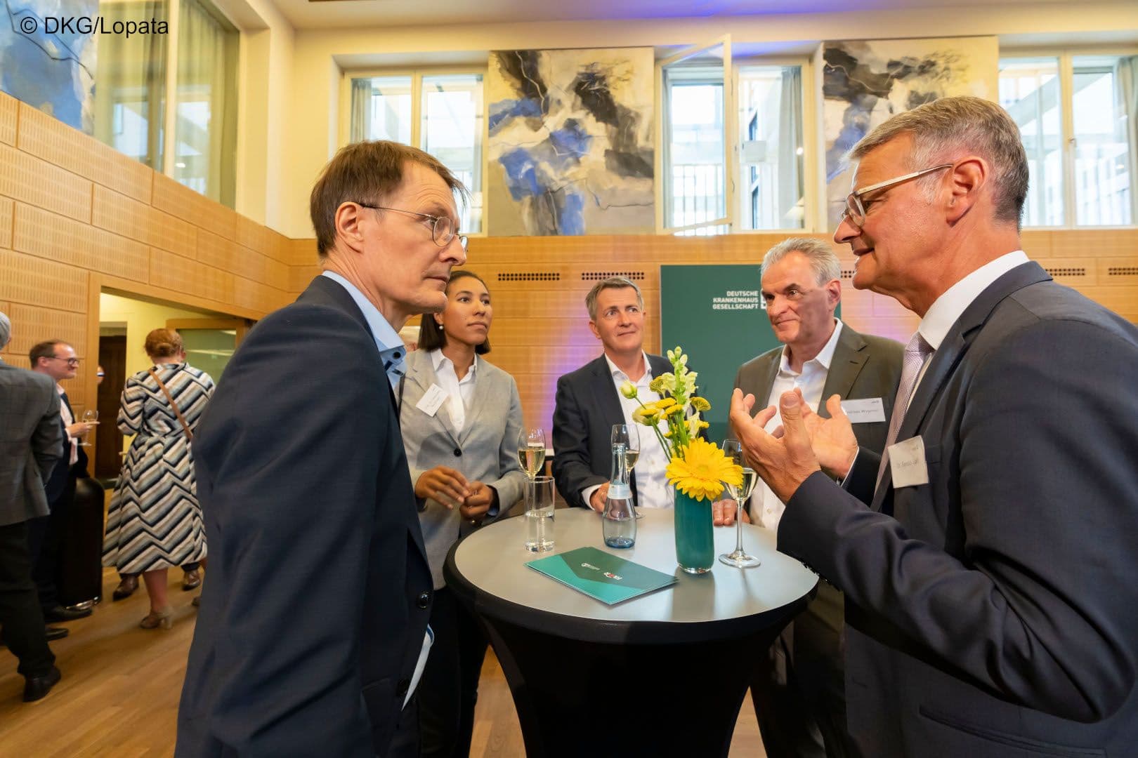 Gerald Gaß (DKG) (r.) erklärt Bundesgesundheitsminister Lauterbach (l.) bestimmt die dringenden Krankenhausthemen. Henriette Neumeyer (2.v.l.), Thomas Lembke (3.v.l.) sowie Andreas Wagener (4.v.l.) (alle DKG) hören aufmerksam zu.