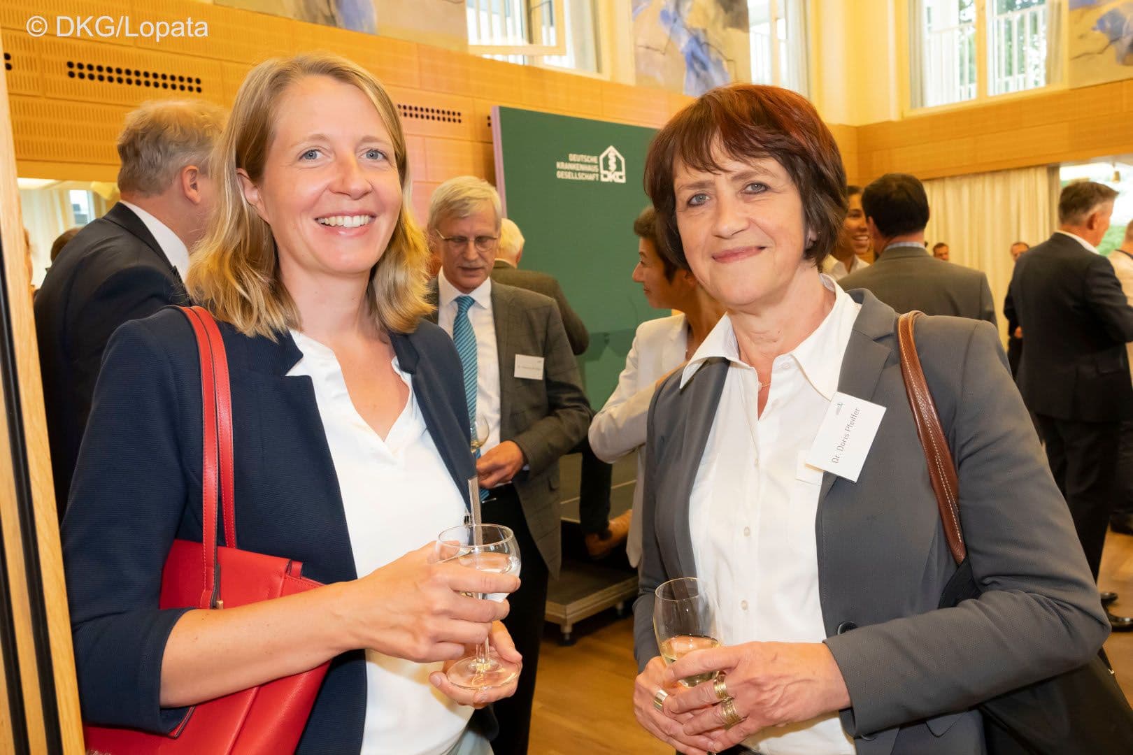 Susanne Ozegowski (BMG) (l.) mit Doris Pfleiffer (GKV-Spitzenverband)