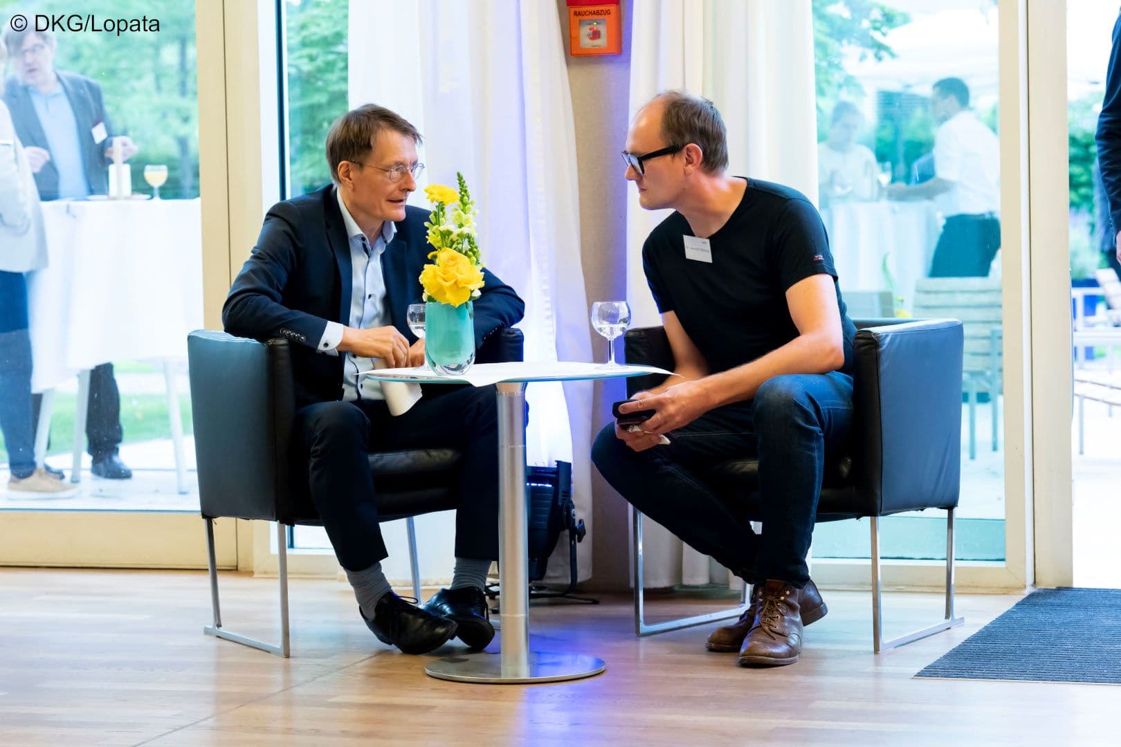 Wichtige Absprachen vielleicht zwischen Bundesgesundheitsminister Karl Lauterbach (l.) und Janosch Dahmen MdB (Bündnis 90/Die Grünen)