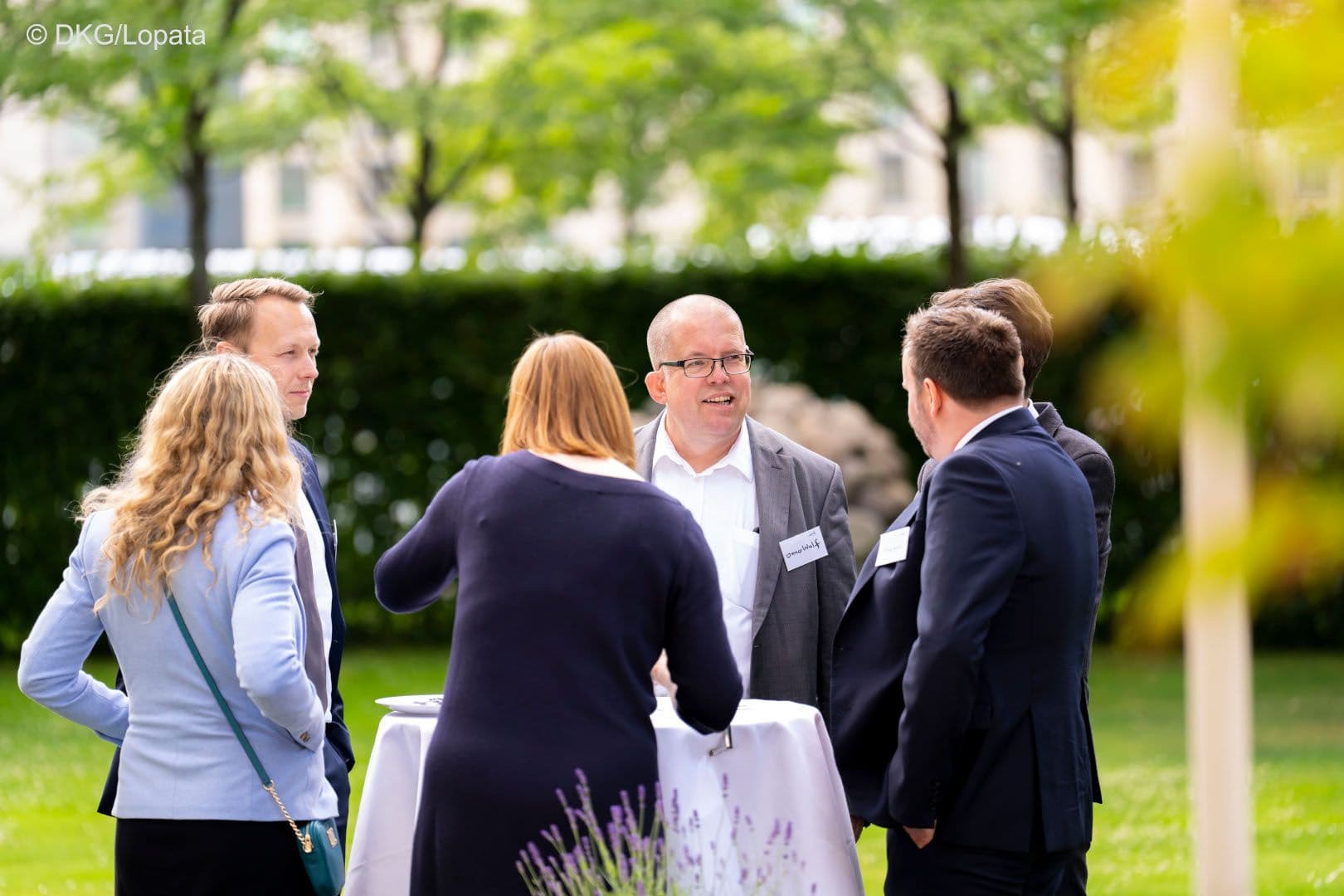 Schönes Ambiente für eine Plauderei: Markus Grunenberg (GKV-Spitzenverband), Onno Wulf (Büro Edgar Franke MdB), Philipp Kunze (G-BA) (v.l.n.r.)