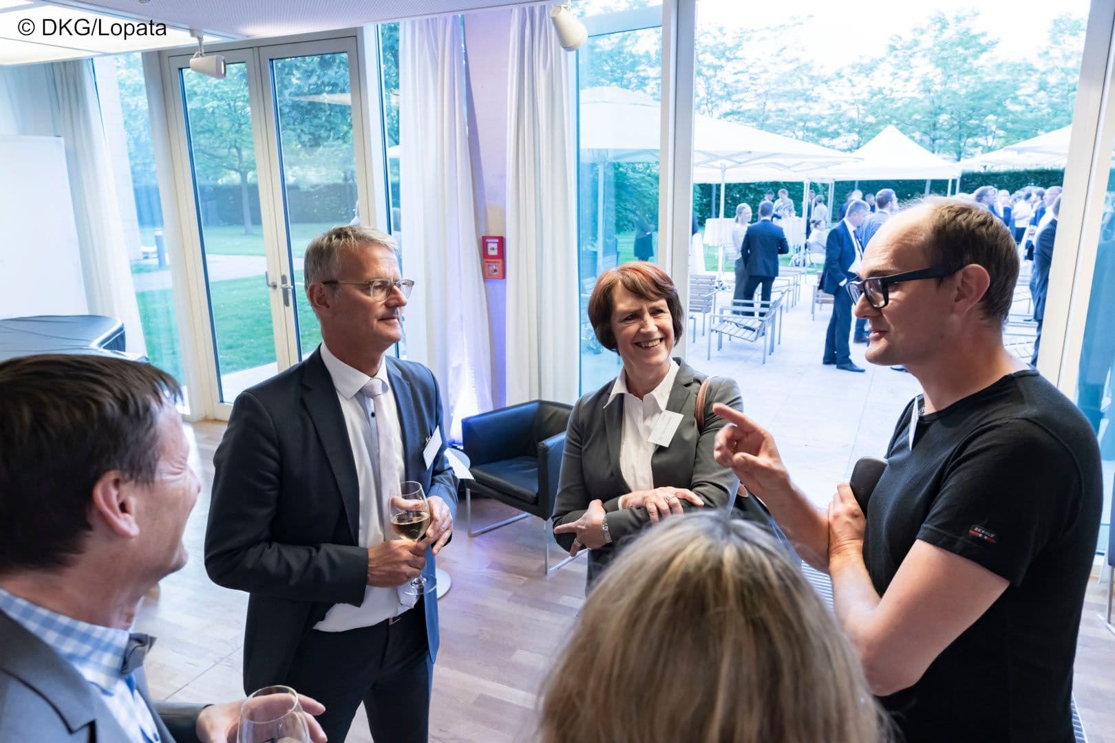 Janosch Dahmen MdB (Bündnis 90/Die Grünen) sorgt für Erheiterung bei Doris Pfeiffer (GKV-Spitzenverband) und Jürgen Hohnl (IKK e.V.) (l.), offenbar weniger bei Gerald Gaß (DKG) (2.v.l.).