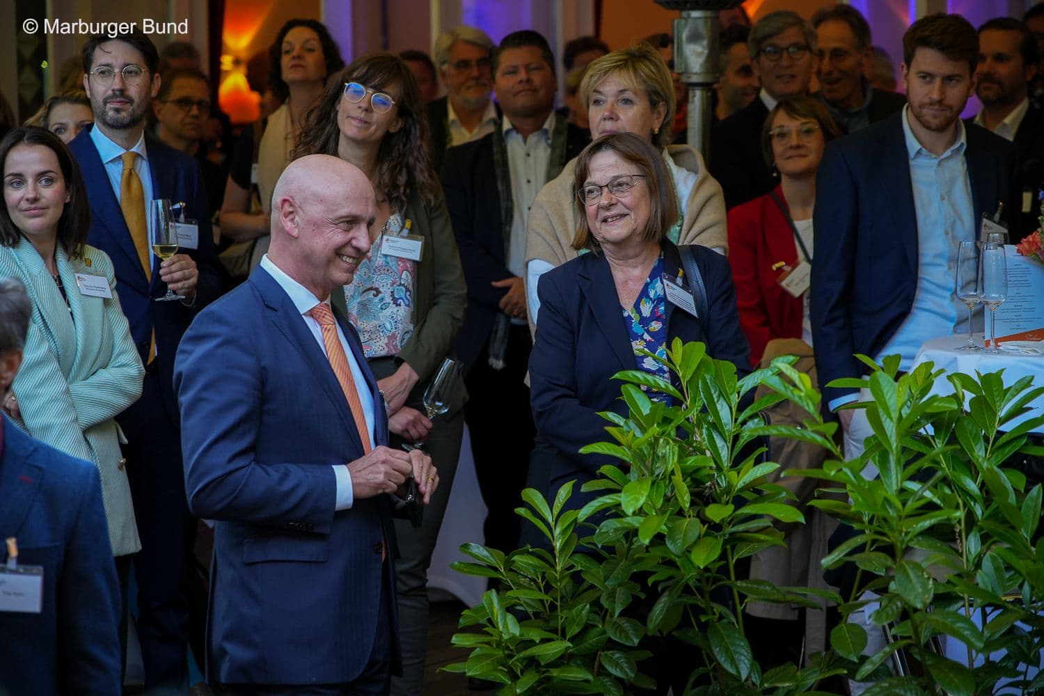 Armin Ehl (Marburger Bund) (l.) angelächelt von Brandenburgs Gesundheitsministerin Ursula Nonnemacher und vor einem aufmerksamen Publikum