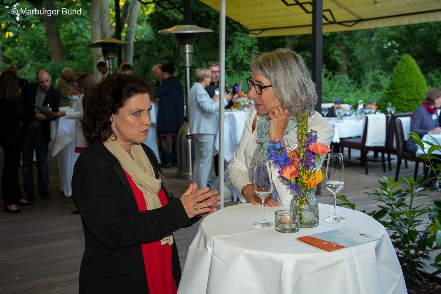 Carola Reimann (AOK-Bundesverband)  (l.) und Gabriele Regina Overwiening (ABDA)