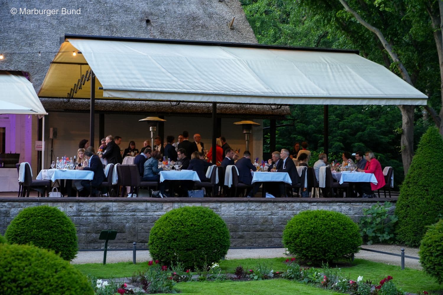 Bezauberndes Ambiente für das parlamentarische Sommerfest des Marburger Bundes: das Teehaus im englischen Garten