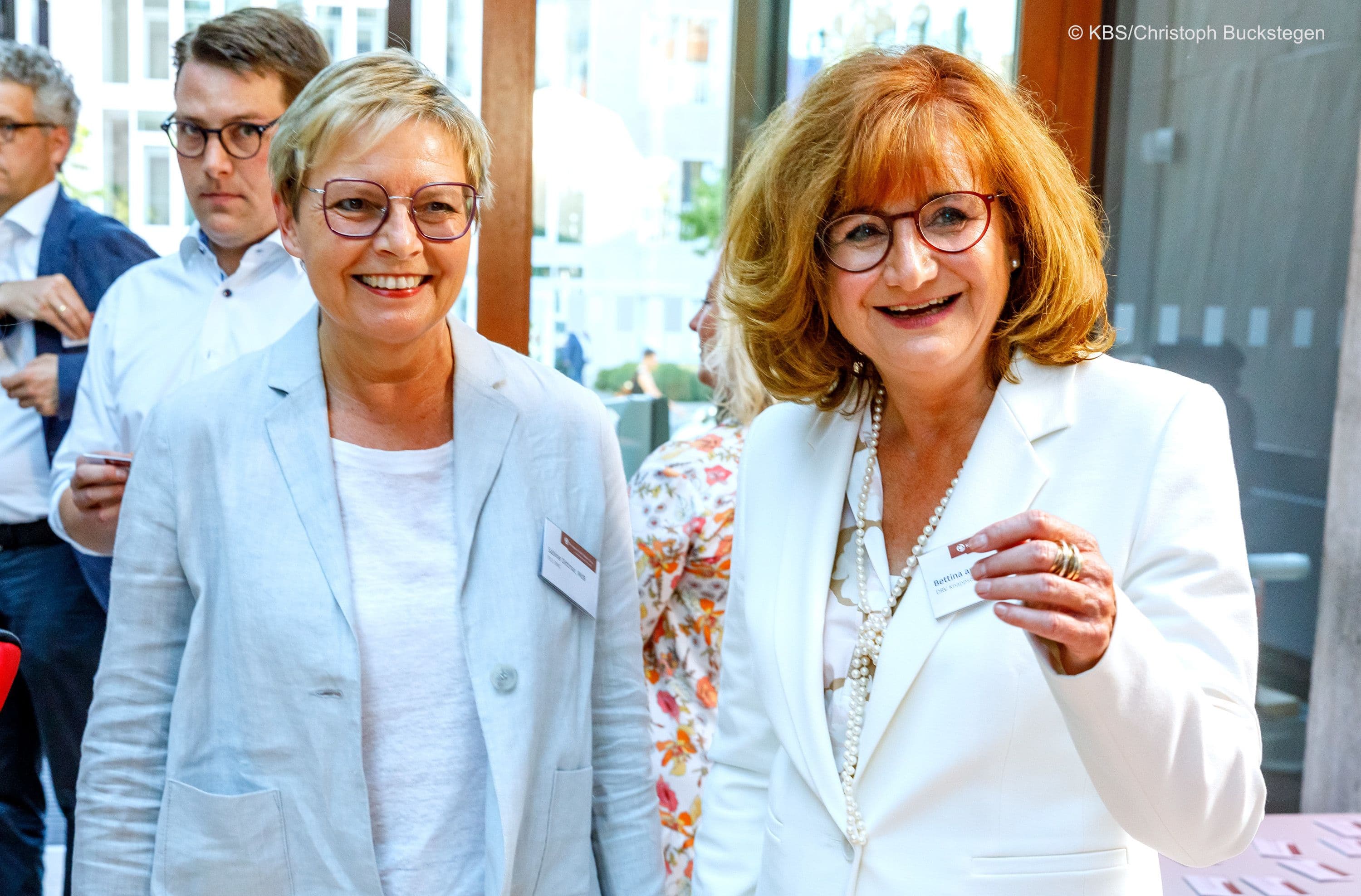 Zwei Frauen in bester Laune: Sabine Dittmar MdB (Staatssekretärin BMG) (l.) und Bettina am Orde (Knappschaft-Bahn-See)