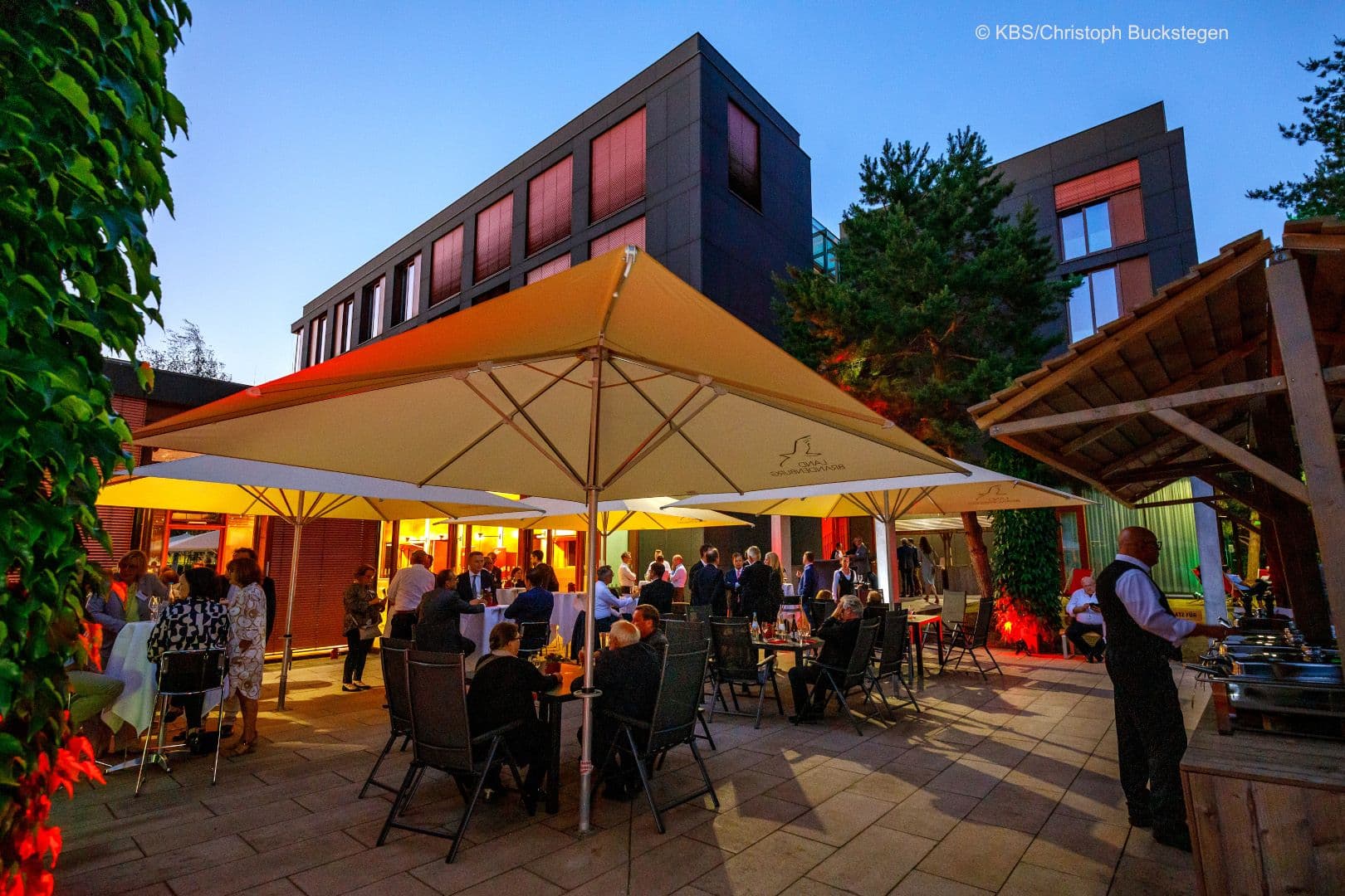 Bei sommerlichen Temperaturen verlustieren sich die Gäste bis in den späten Abend im Garten der Landesvertretung Brandenburg in Berlin.