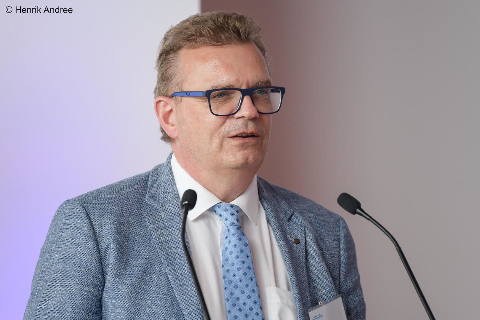 Der Präsident der Bundeszahnärztekammer und Gastgeber des Forums Christoph Benz hält das Eingangsstatement.