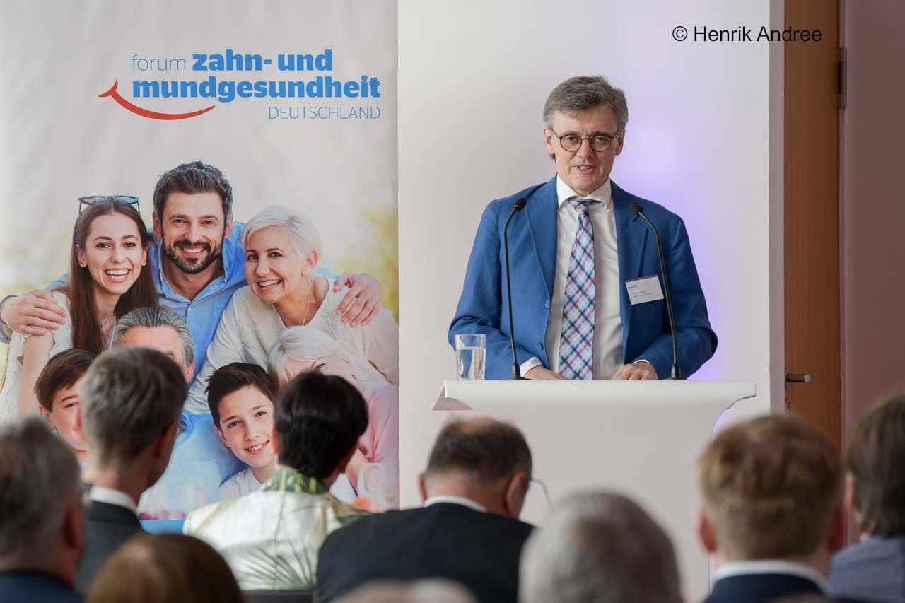 Andreas Brandhorst (BMG) springt für Staatssekretärin Sabine Dittmar für das Grußwort ein.