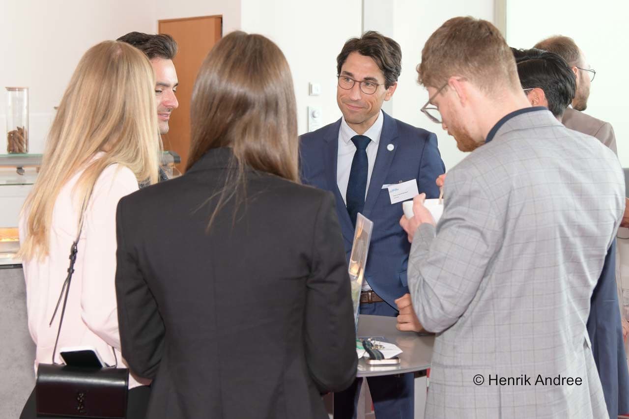 Henrik Dommisch  (Charité, DG Paro)  umringt von Gesprächspartnern