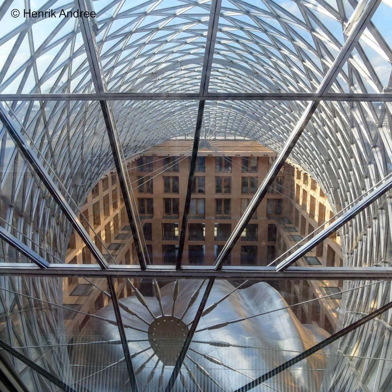 Beeindruckende Architektur: die AXICA Sky Lobby am Pariser Platz in Berlin-Mitte