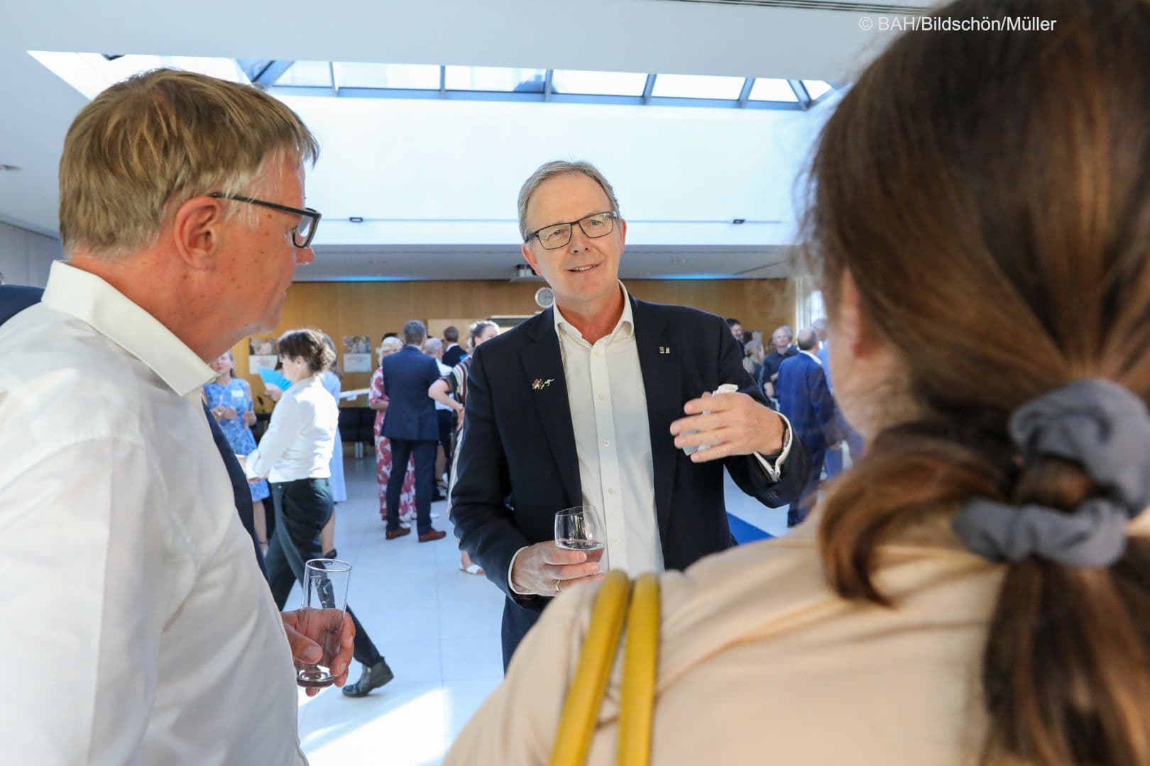 Axel Voss (Mitglied des EU-Parlaments, CDU) mit Hermann Kortland (BAH) (l.) und Gloria von Schorlemer (Pro Generika)