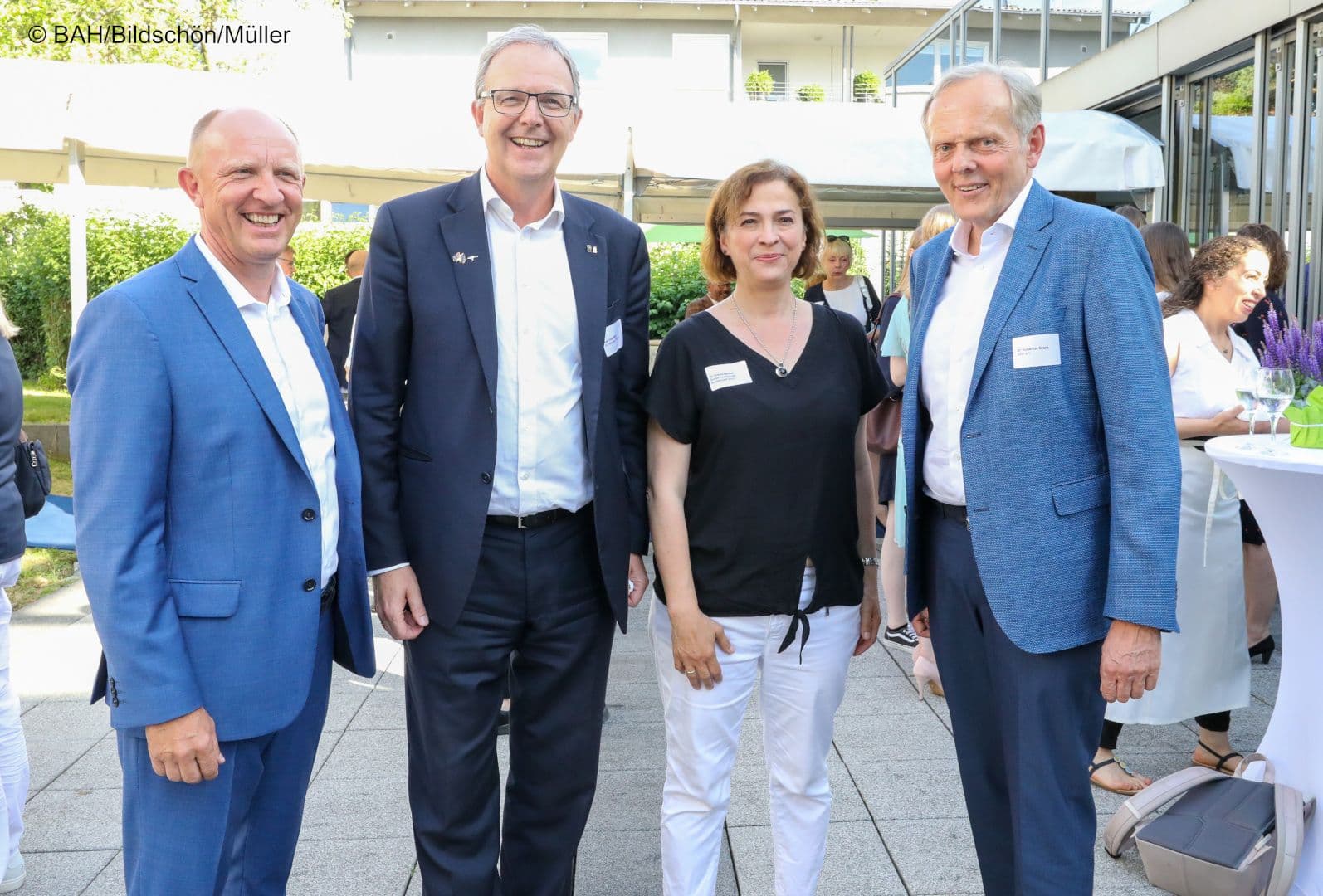 In prächtiger Stimmung: Jörg Wieczorek (BAH), Axel Voss (Mitglied des EU-Parlaments, CDU), Ursula Sautter (Bürgermeisterin der Stadt Bonn), Hubertus Cranz (BAH) (v.l.n.r.)