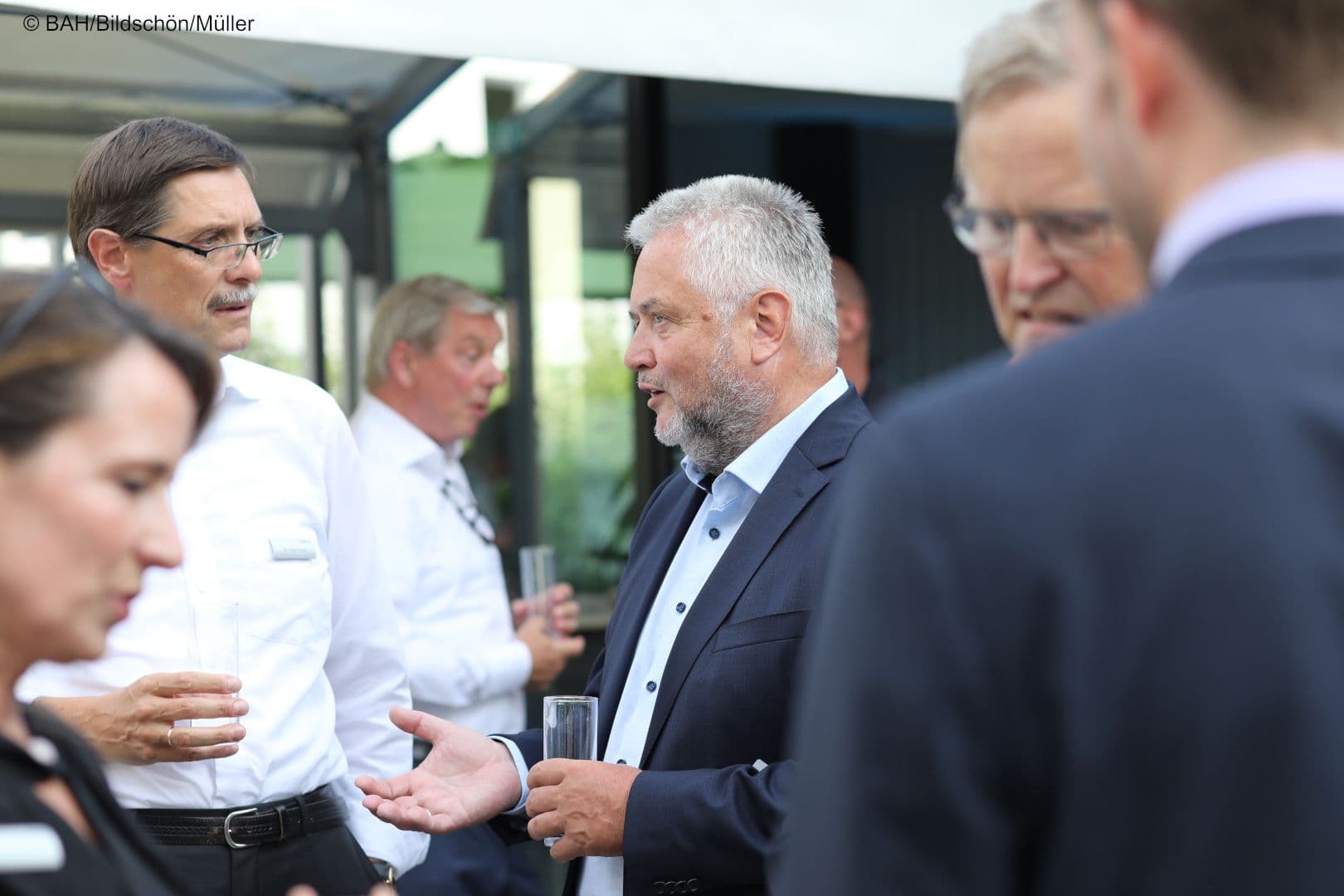 Elmar Kroth ( BAH) hört Werner Knöss (BfArM) (r.) zu.