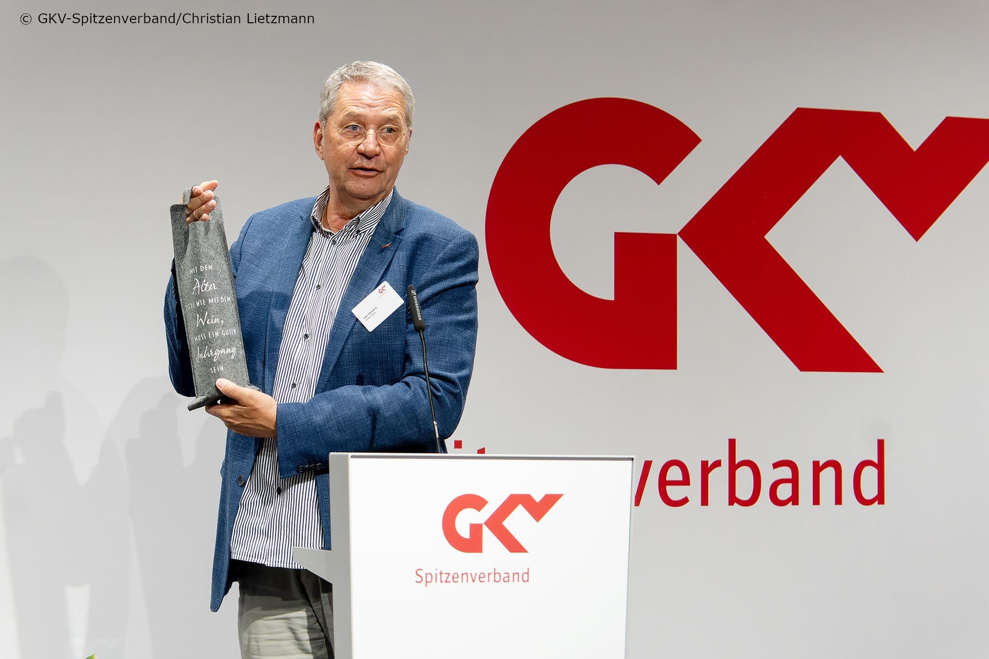 Zum Schluss gibt es für Volker Hansen einen guten Tropfen von Uwe Klemens (GKV-Spitzenverband).