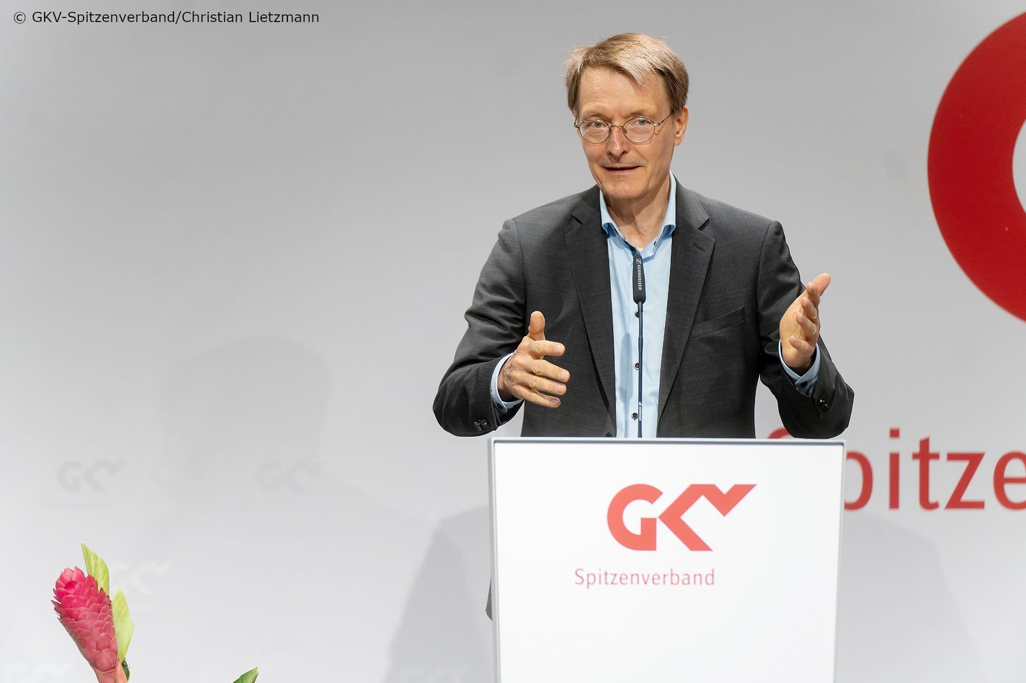 Bundesgesundheitsminister Karl Lauterbach hält seine Abschiedsworte.