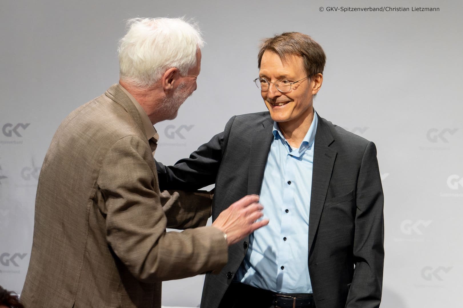 Freuen sich beide über die Begegnung: Volker Hansen (l.) und Bundesgesundheitsminister Karl Lauterbach